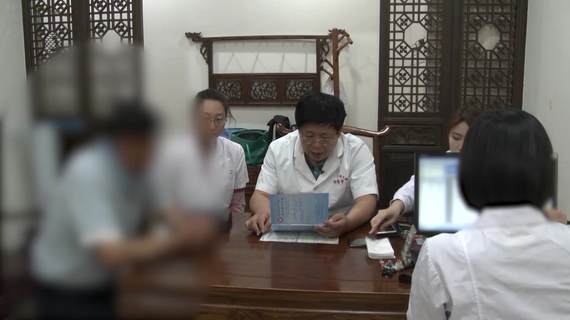 肾虚湿热下注：63岁男性糖尿病双膝关节疼痛怕凉的四妙散合补肾法