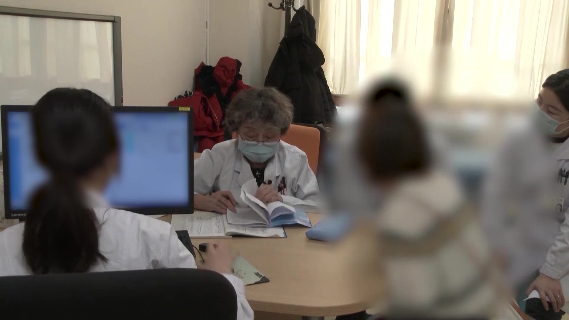 待确诊：42岁女性左足第一跖趾关节间歇痛2月余的核磁排查与诊疗安排