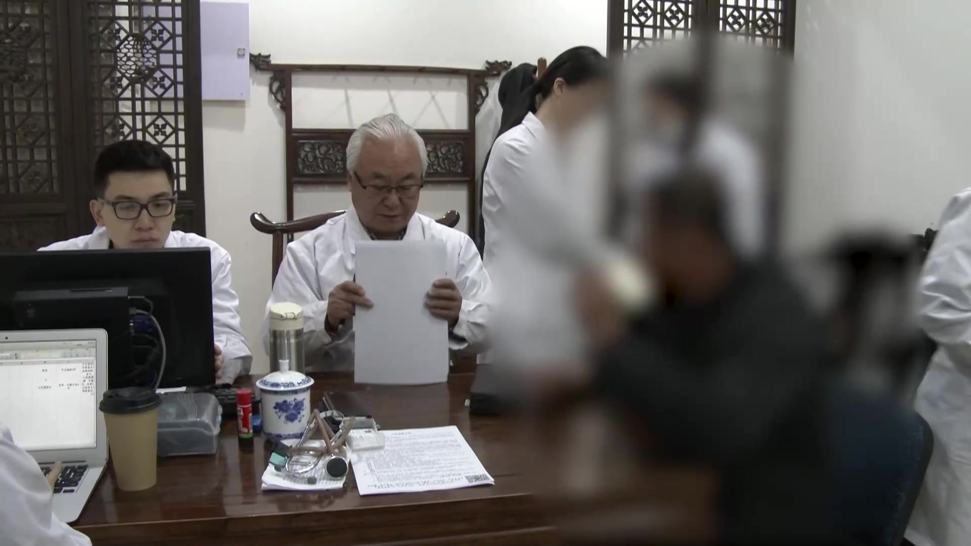 下焦阳虚湿热内蕴：48岁男性慢性腹泻20年的温清并用法