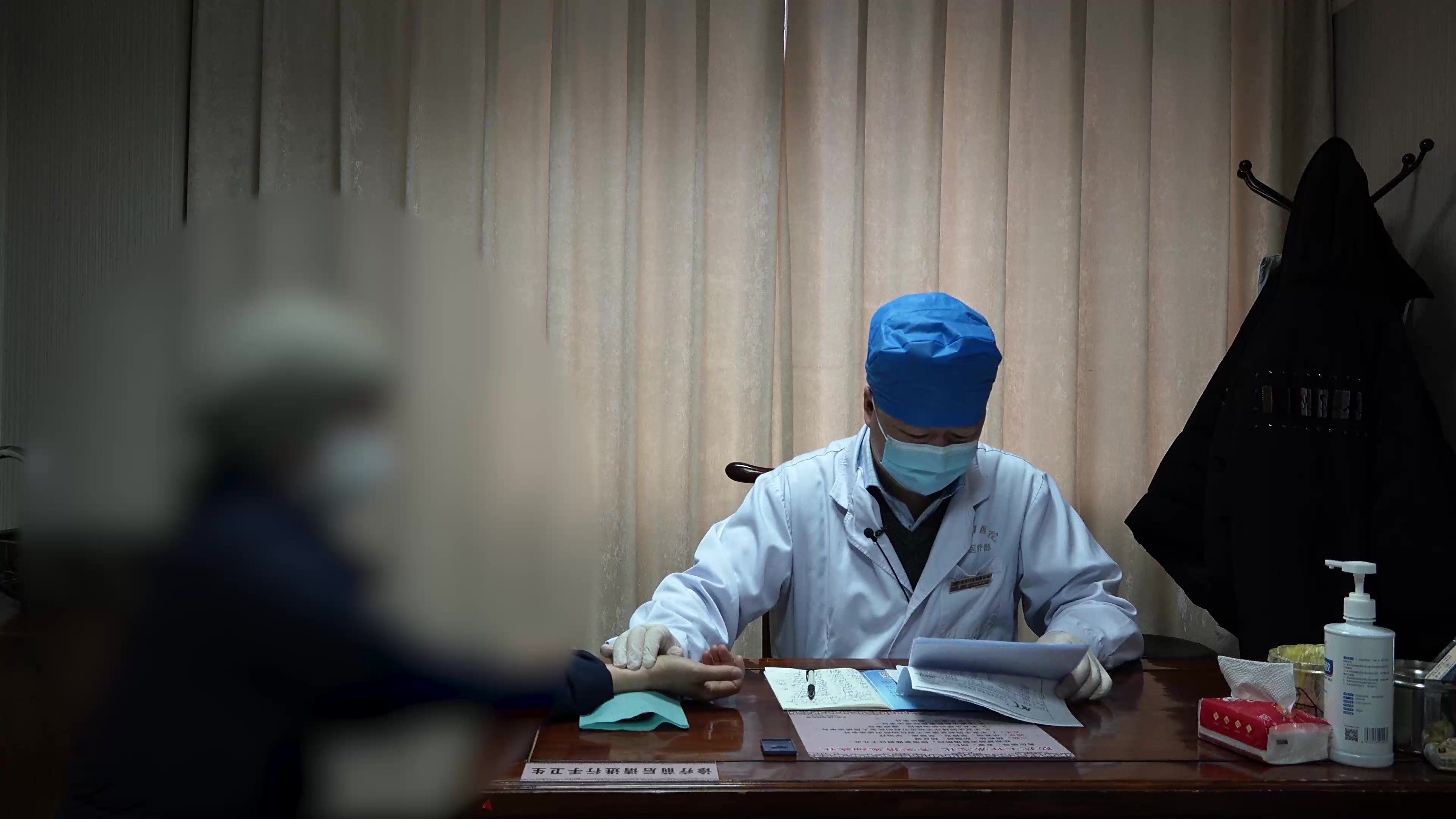 正气亏虚：42岁结肠癌化疗后胃痛腰酸失眠的扶正调理与停药观察