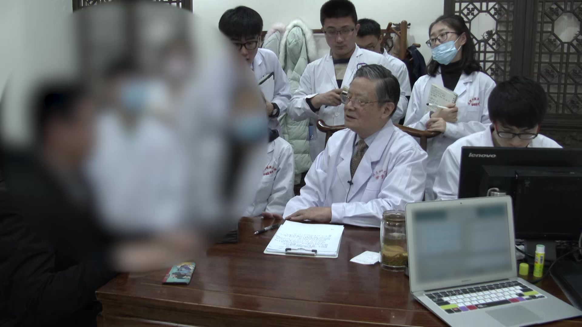 血热风燥证：20岁男性泛发性牛皮癣伴瘙痒脱屑的清热凉血法