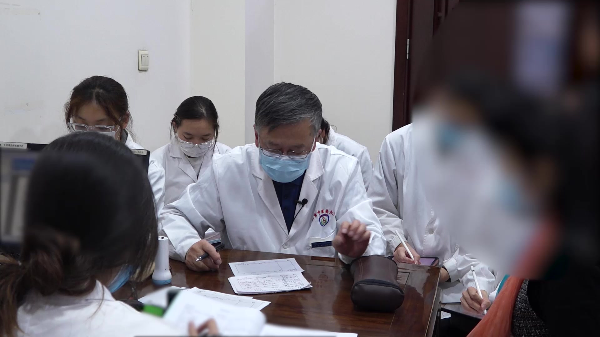 余邪未尽痰气交阻：63岁女性感冒后咽异物感胸闷的化痰行气疏解法