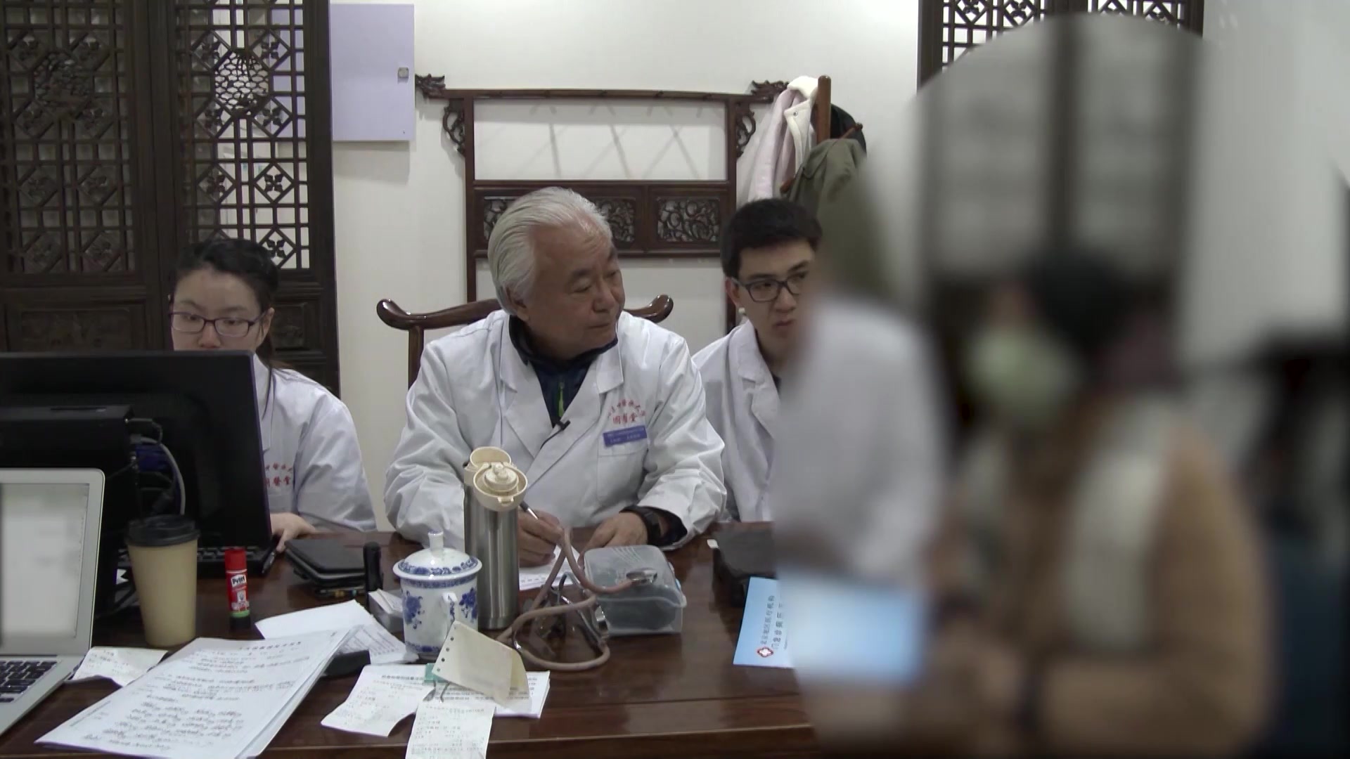 阳虚寒盛虚火上浮：51岁肺癌术后上热下寒的温阳散寒法