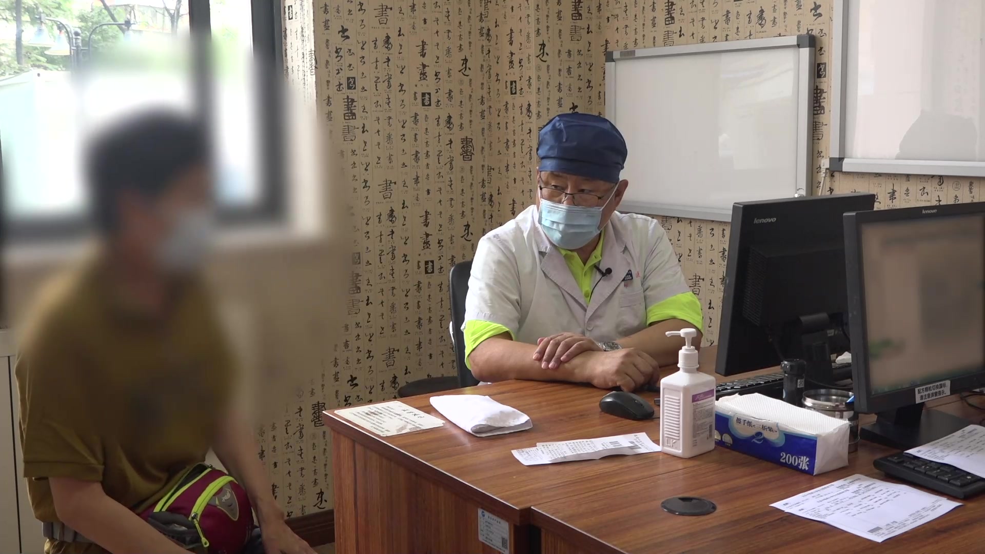 肝胃不和湿热下注：59岁女性肛门湿疹伴牙龈肿痛的疏肝健脾化湿法
