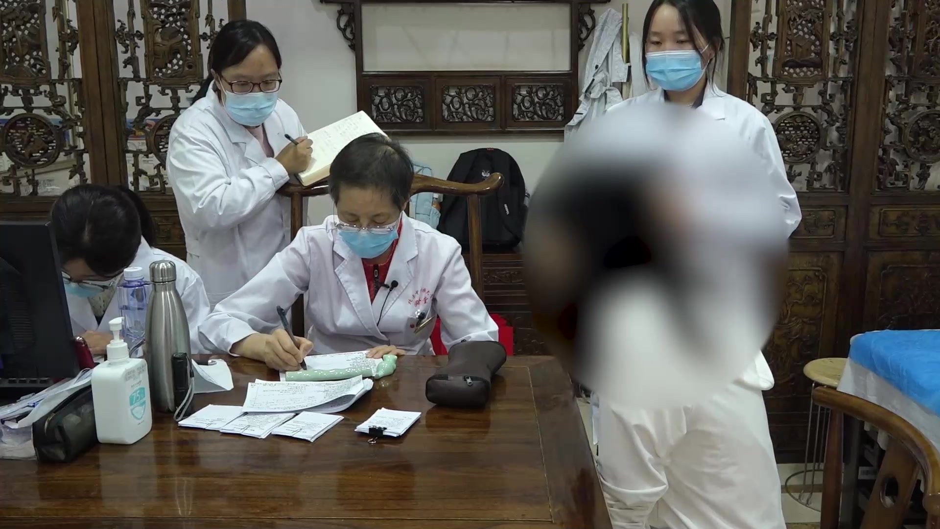 肝气郁结：36岁女性月经提前色黑有块的情志疏导