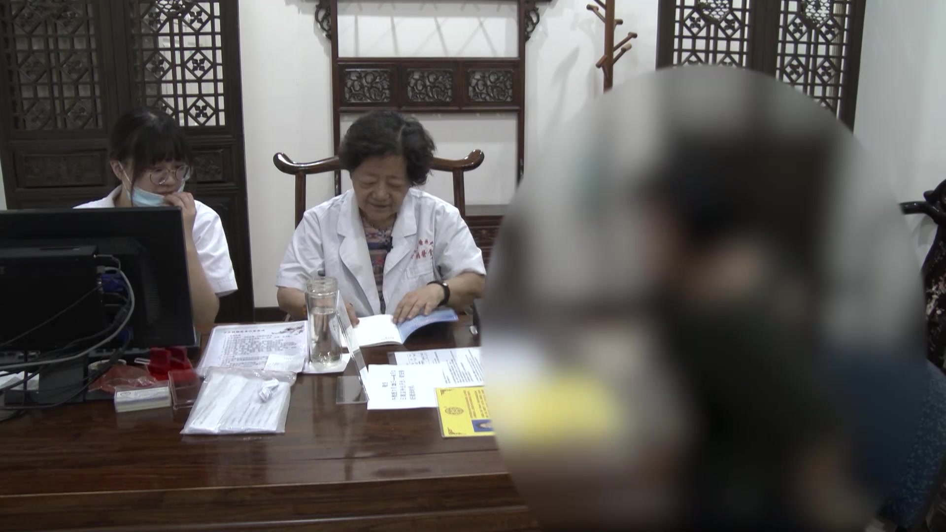 肝郁化火：34岁女性经前抑郁伴月经先期的疏肝解郁调经