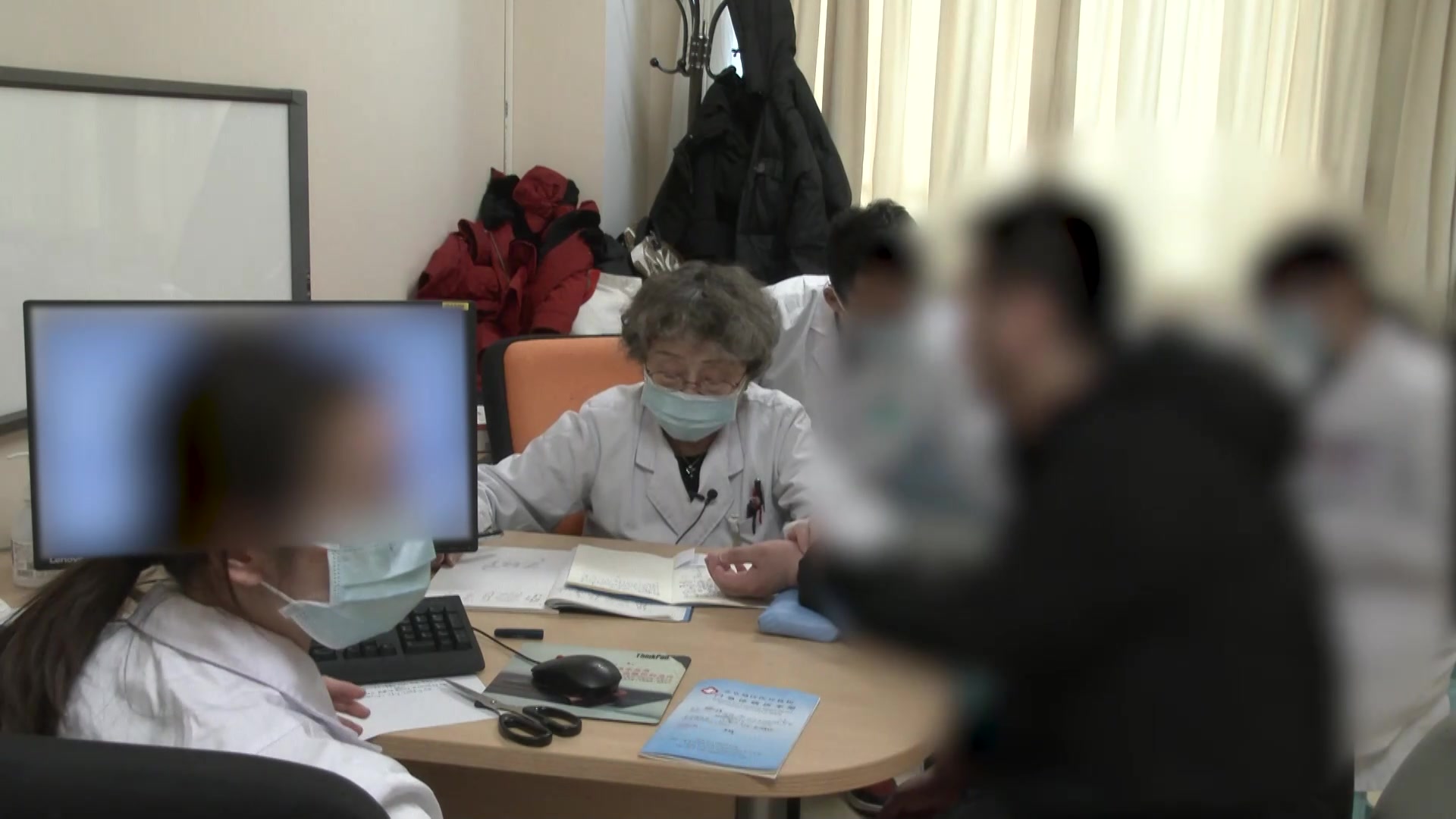 痛风复诊：25岁男性后背下肢疼痛的苯溴马隆调整与剥苔裂纹舌管理