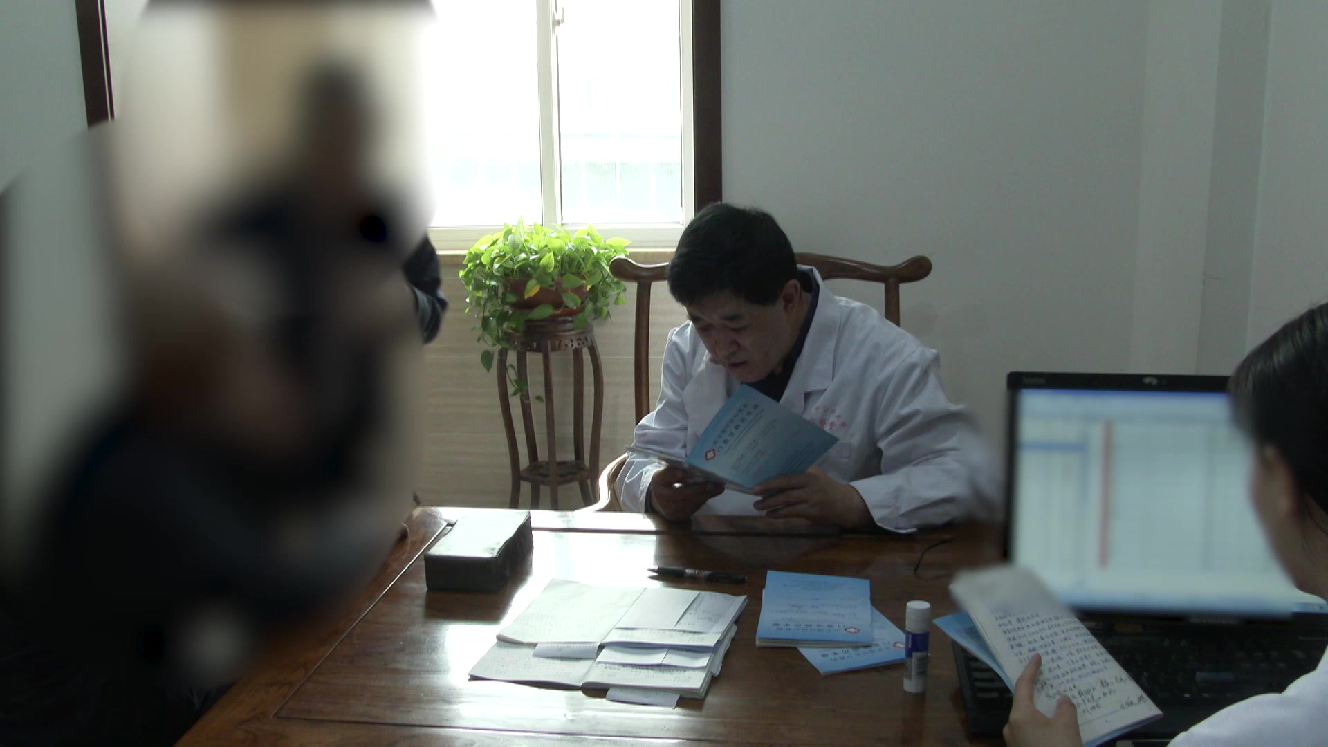 肝郁脾虚兼湿热：68岁男性失眠16年伴情绪低落的疏肝清热健脾法