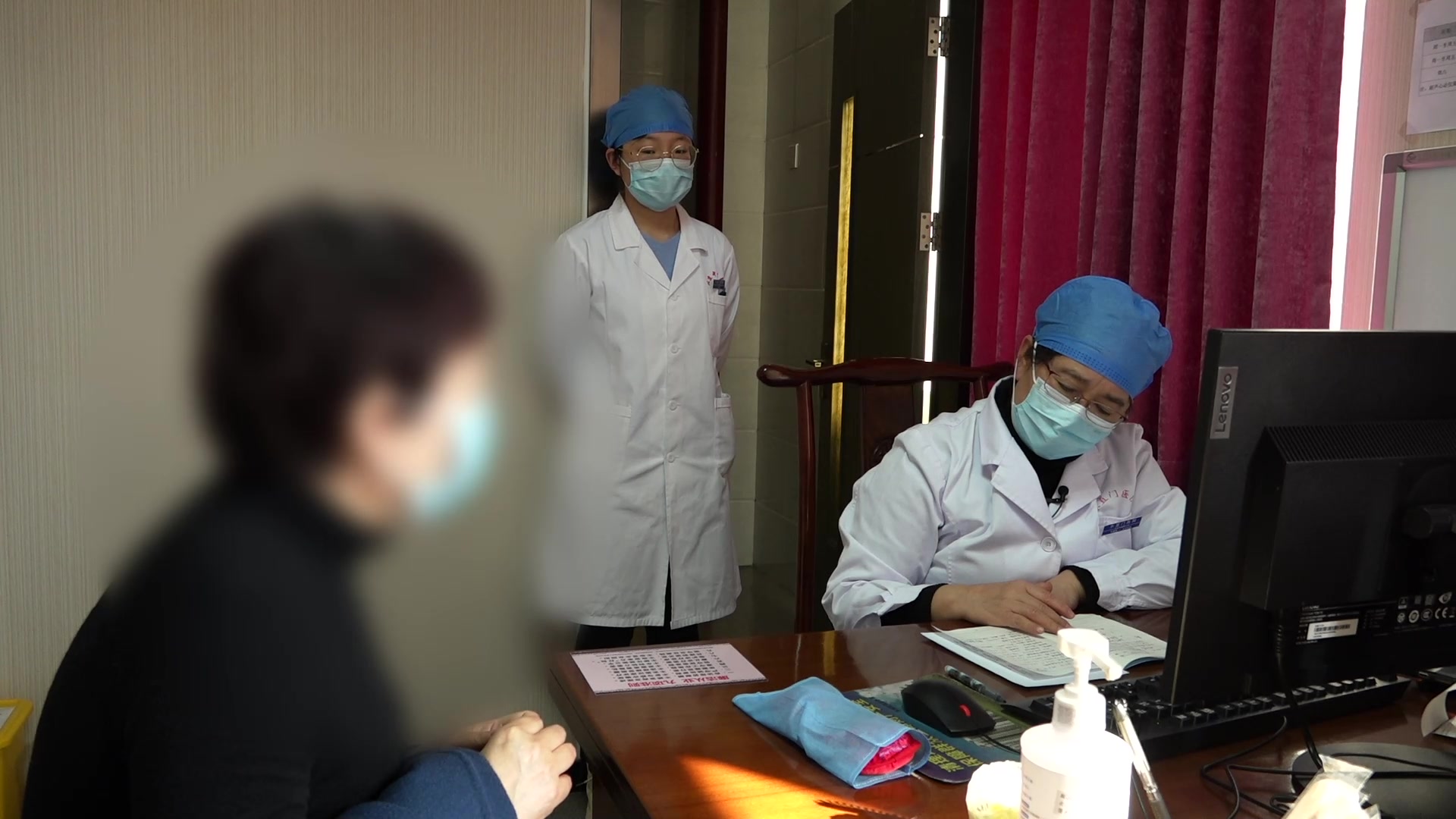 中药配合经络调理：52岁女性2型糖尿病合并高脂血症高尿酸血症的慢性病管理