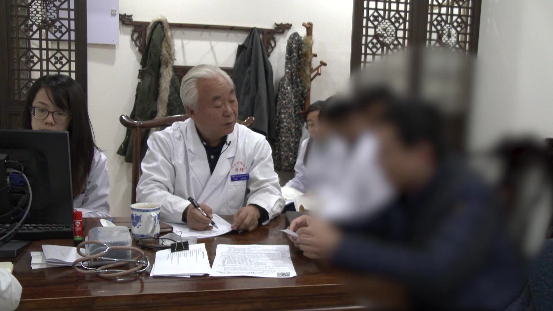 脾阳虚湿热内蕴上热下寒：31岁男性肠易激腹泻5-6年的清上温下法