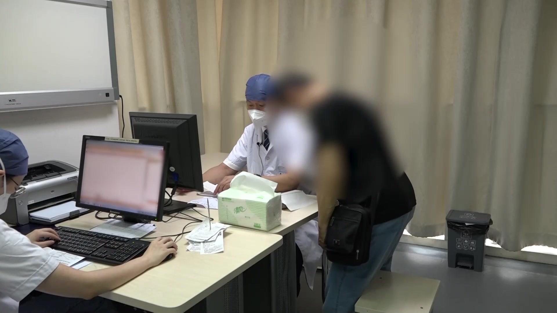气阴亏虚湿热中阻：76岁肺间质纤维化患者关节痛气短的中医调治