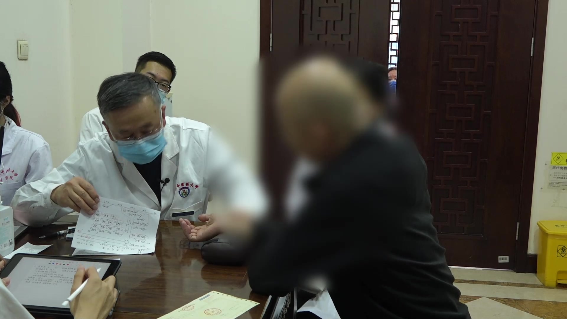痰瘀阻络肺气不宣：58岁男性慢性咽炎梅核气的理气化痰活血法