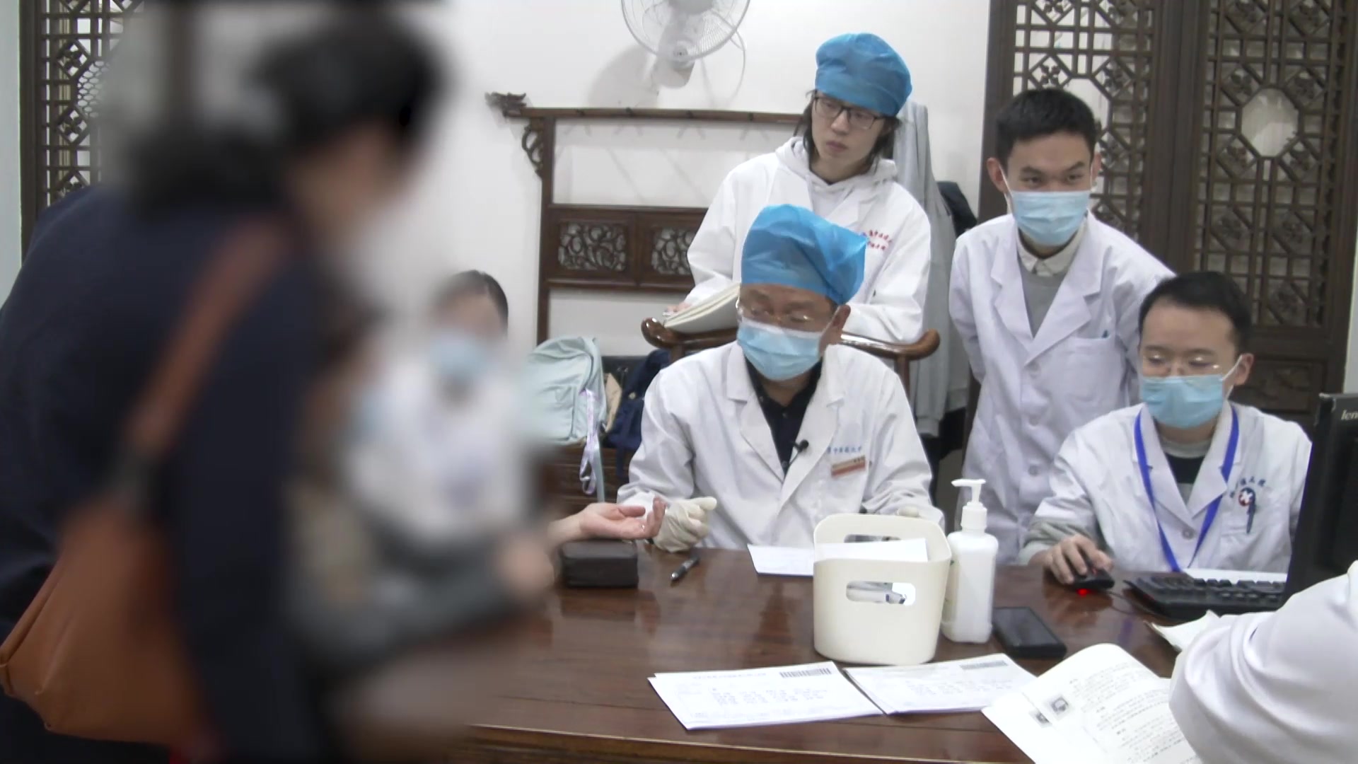 肝肾阴虚风寒袭表：51岁女性更年期胸闷头颈痛之益气养阴祛风法