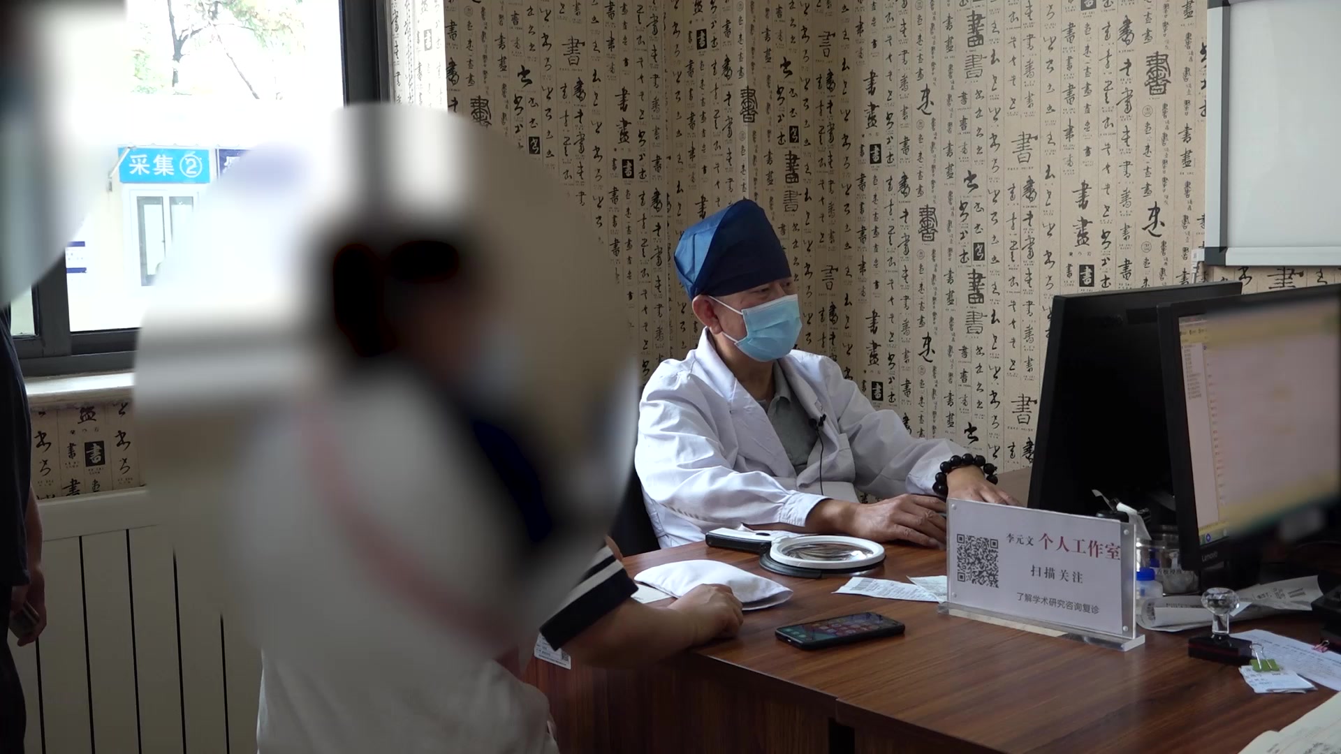 湿热蕴肤：32岁女性掌跖脓疱病反复发作的清热利湿法