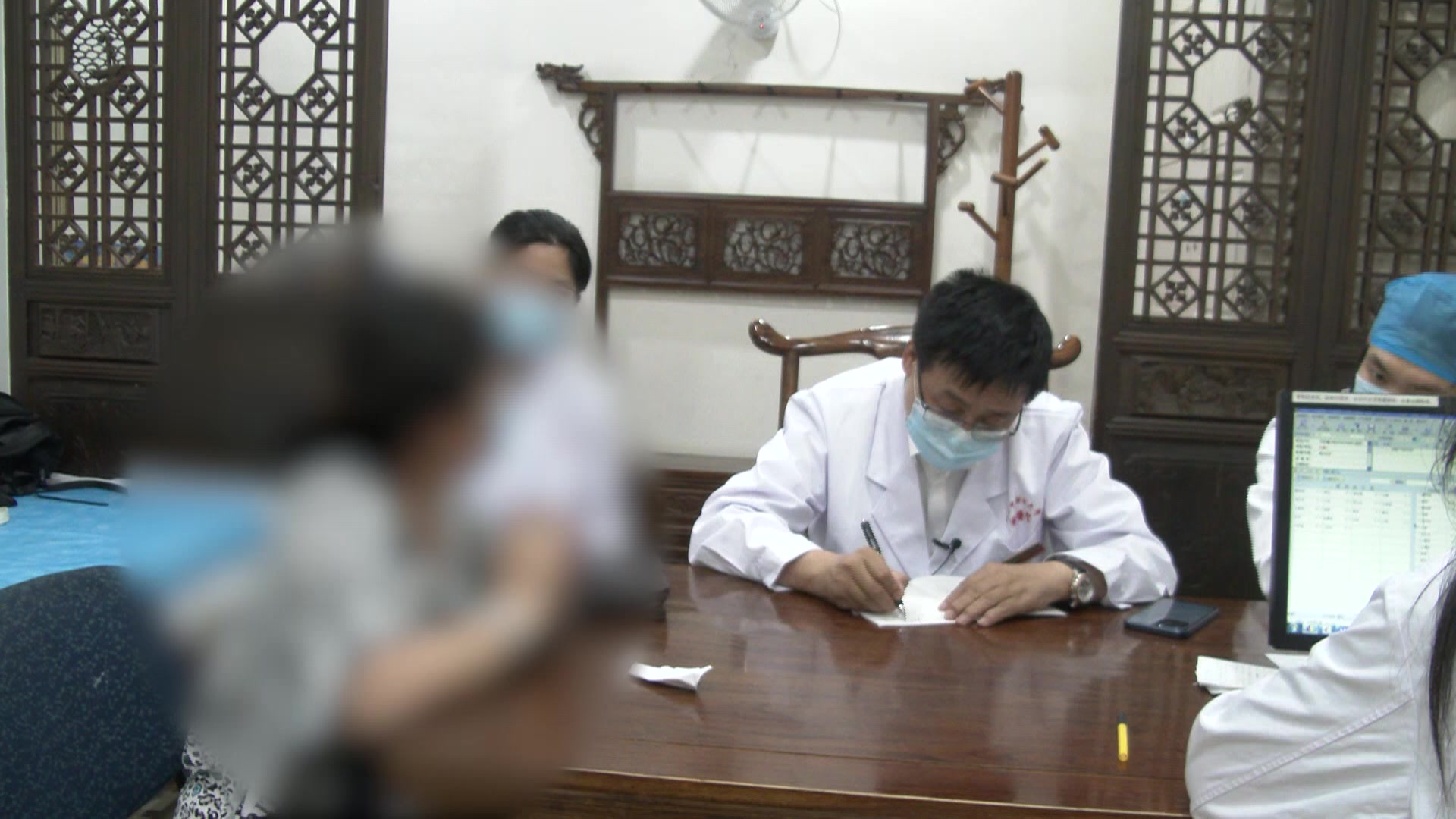 气郁痰凝：62岁瘿瘤患者脑鸣尿黄的理气化痰法