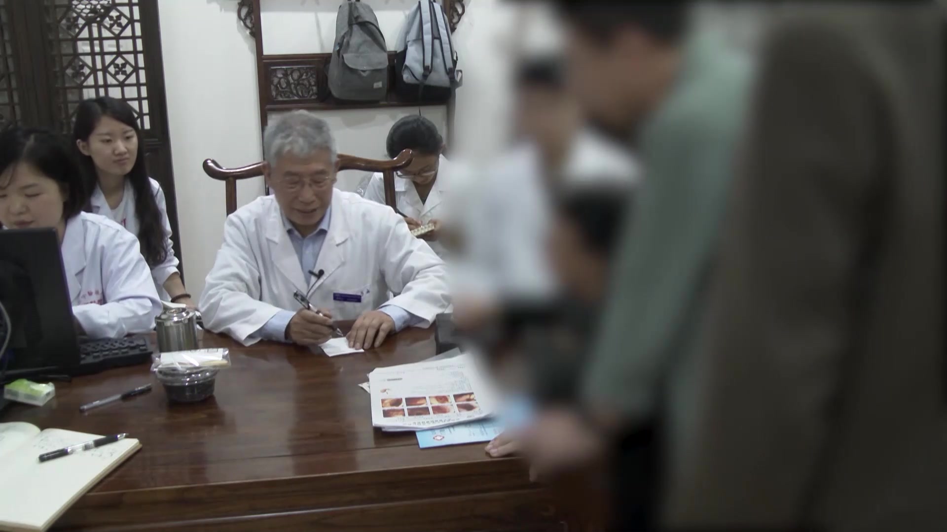 肝胃不和寒热错杂：70岁焦虑女性胃病吐酸烧心的调肝和胃法