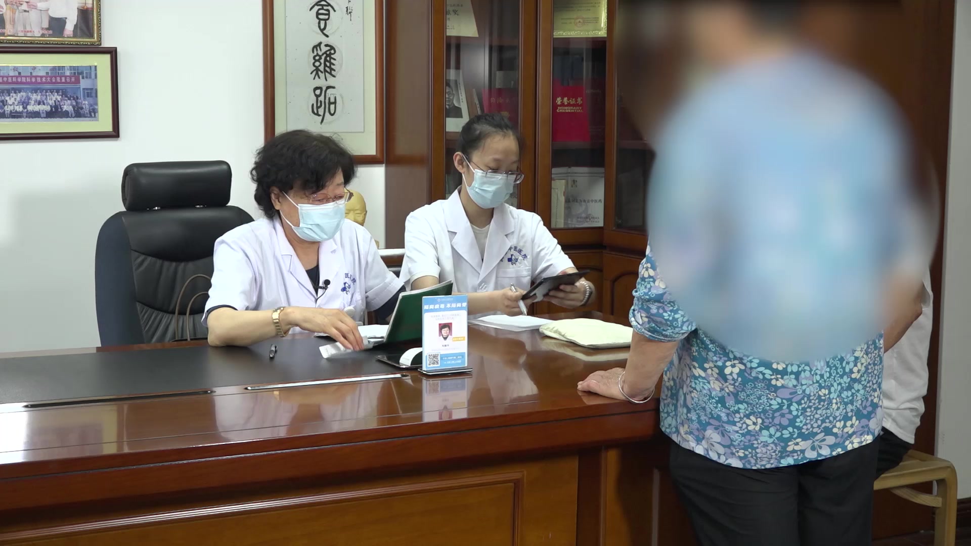 脾肾阳虚湿浊内蕴：73岁肠癌肝转移大便羊粪状的温阳化湿法及素食调护