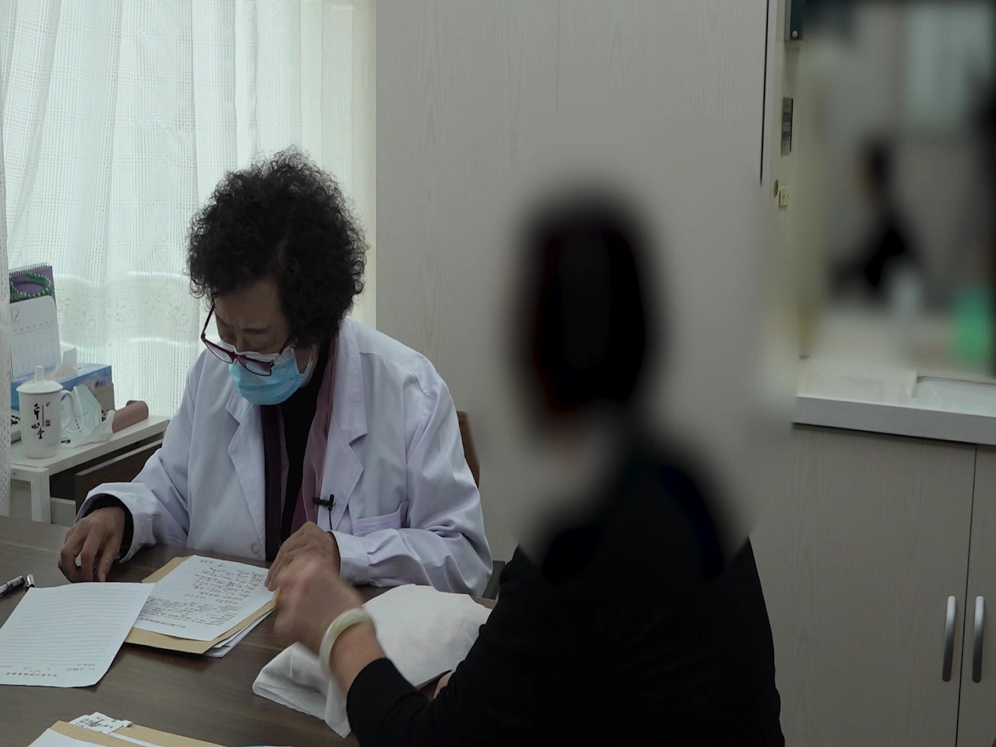 肝胆湿热痰瘀互结：66岁女性多发结节伴耳堵便秘的宣肺健脾补肾法