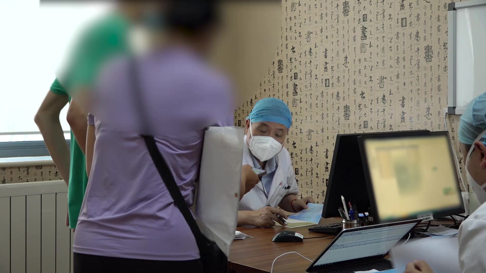 脾虚湿热瘀阻证：20岁男性溃疡性结肠炎腹泻便秘交替10年余，治以健脾清热化湿通络