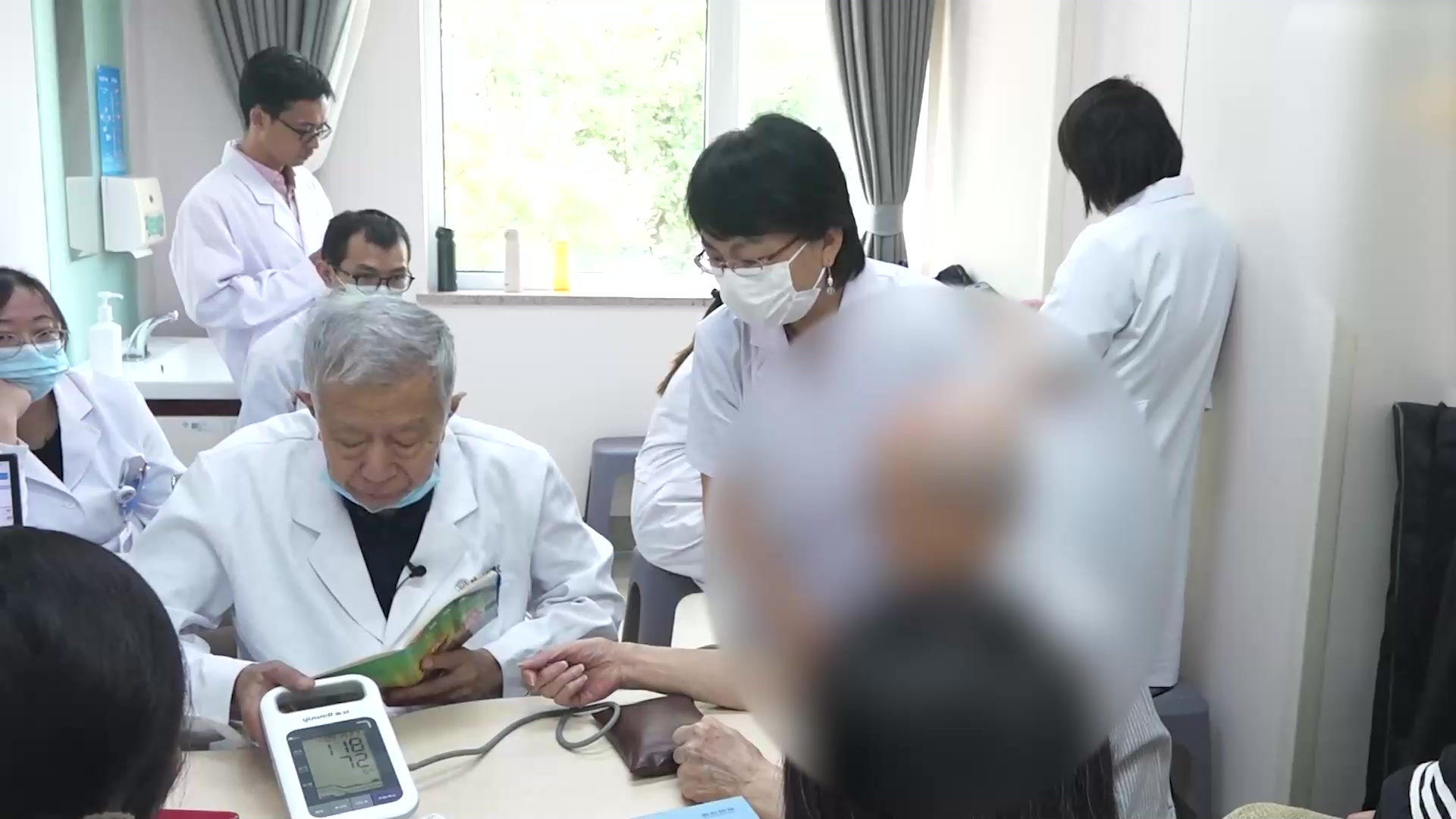 气虚湿热瘀阻：88岁冠心病患者嗜睡便秘咽痛之去桂附调方思路