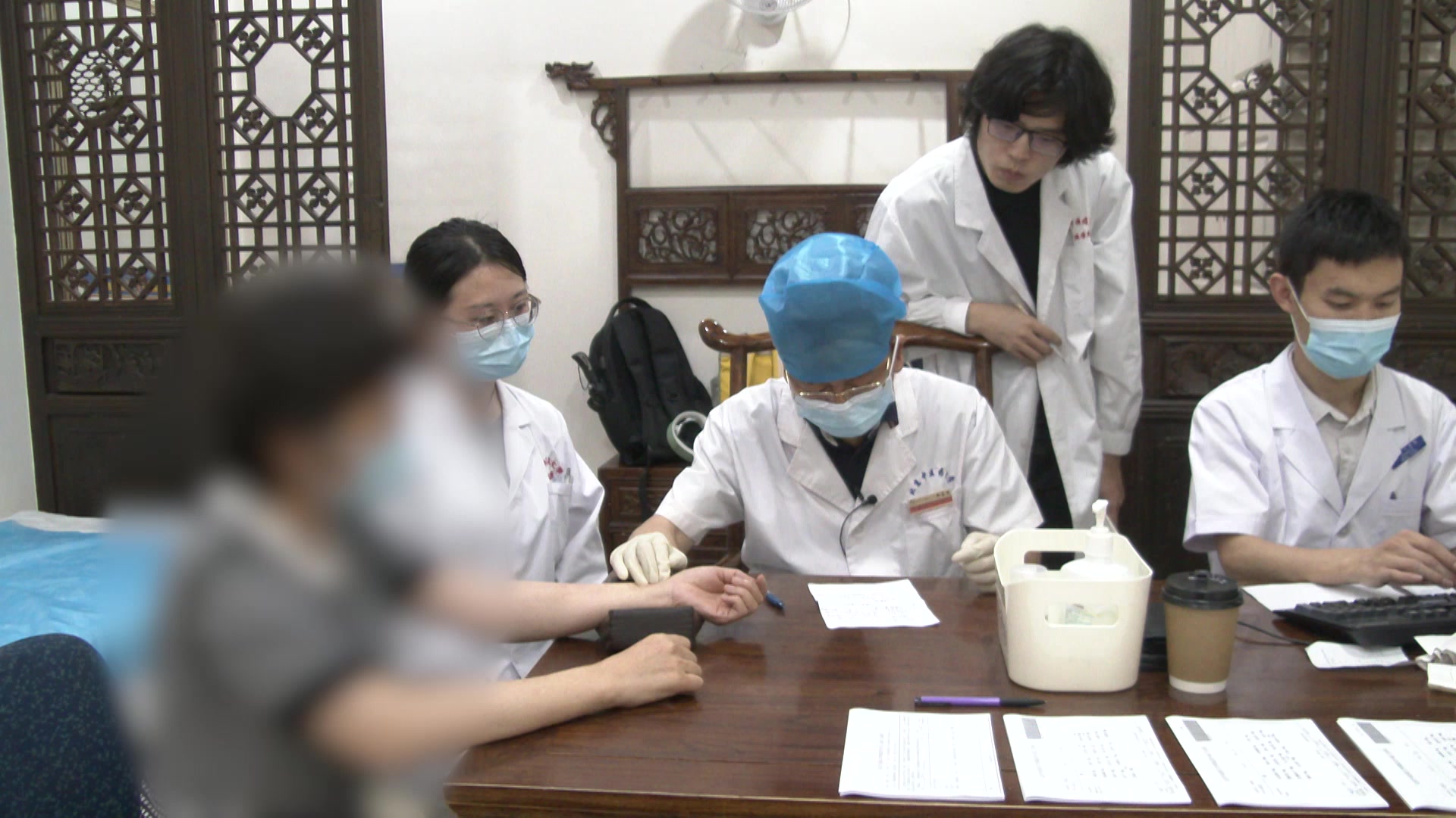 肾阳虚衰，风寒湿痹：52岁女性腰膝关节疼痛的温肾散寒、祛风通络法
