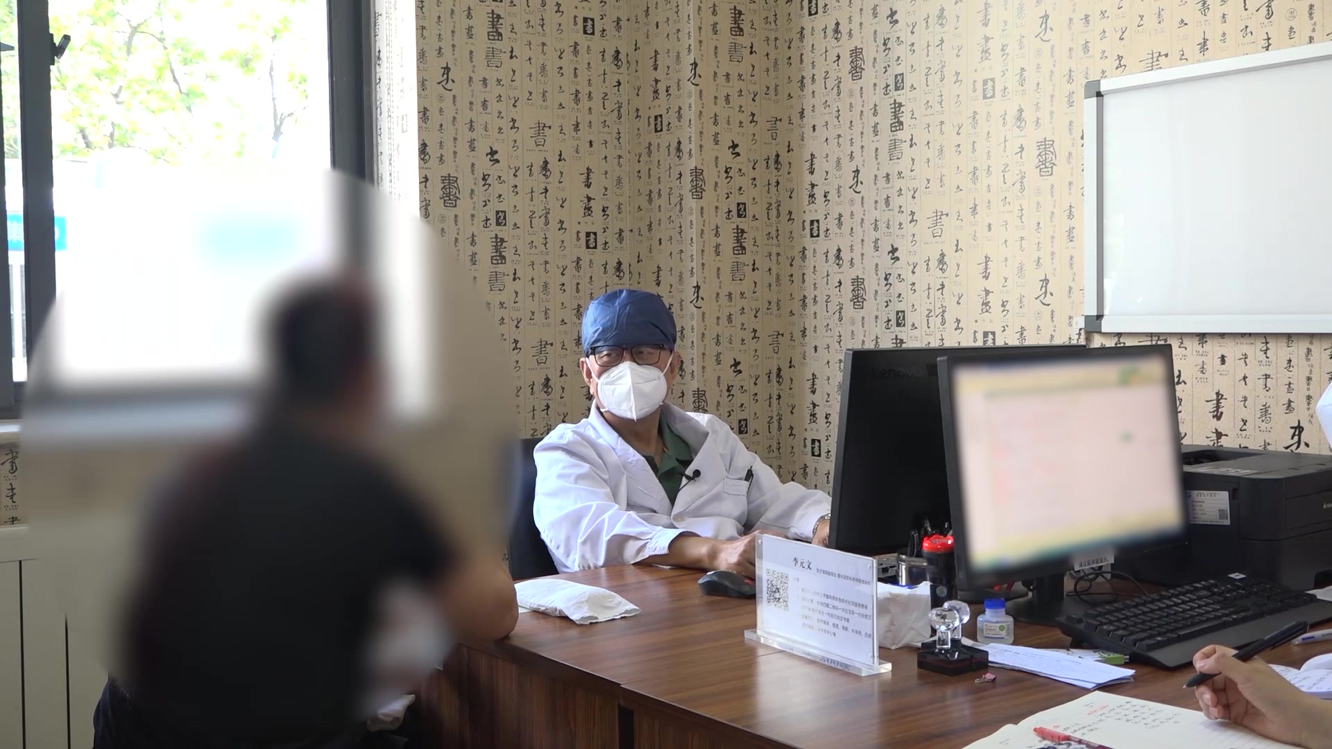 湿热内蕴，脾虚痰湿：48岁女性咽痛痰黏难咯伴荨麻疹的健脾化湿清热法