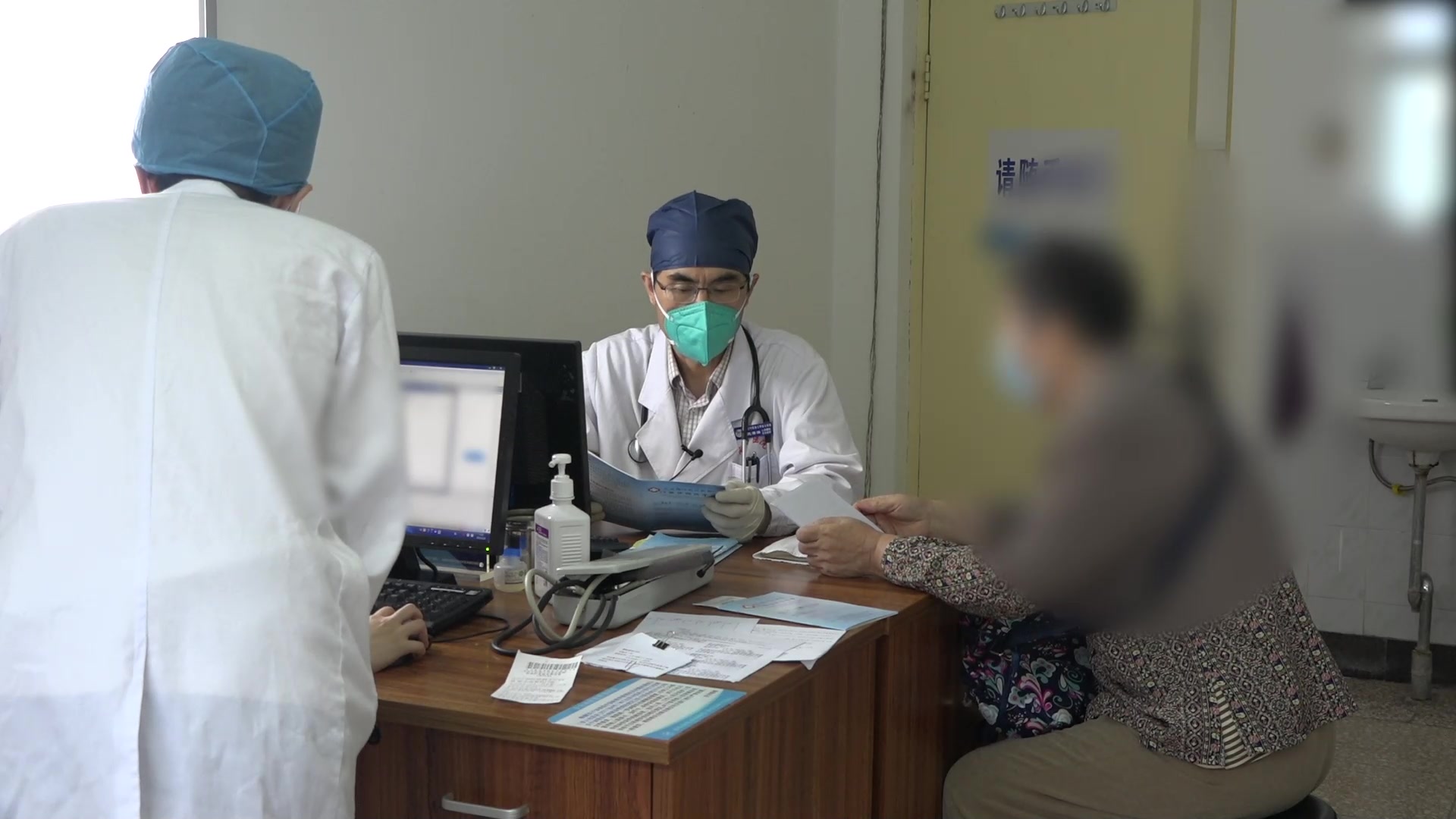 痰湿阻滞证：77岁心悸复诊伴大便稀溏的健脾化湿安神法