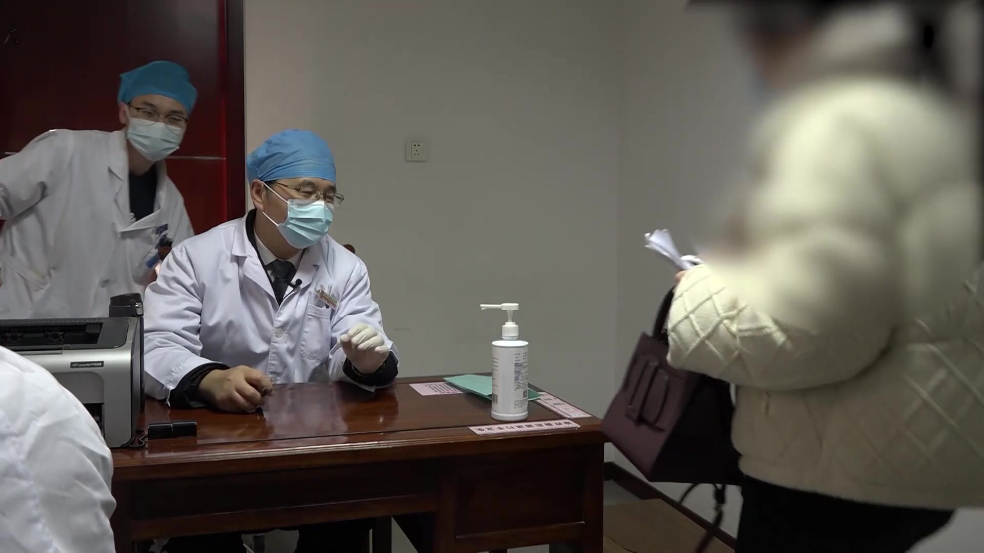 风邪外袭瘀热内结：40岁女性慢性肾炎蛋白尿加重的疏风活血疏肝和胃法