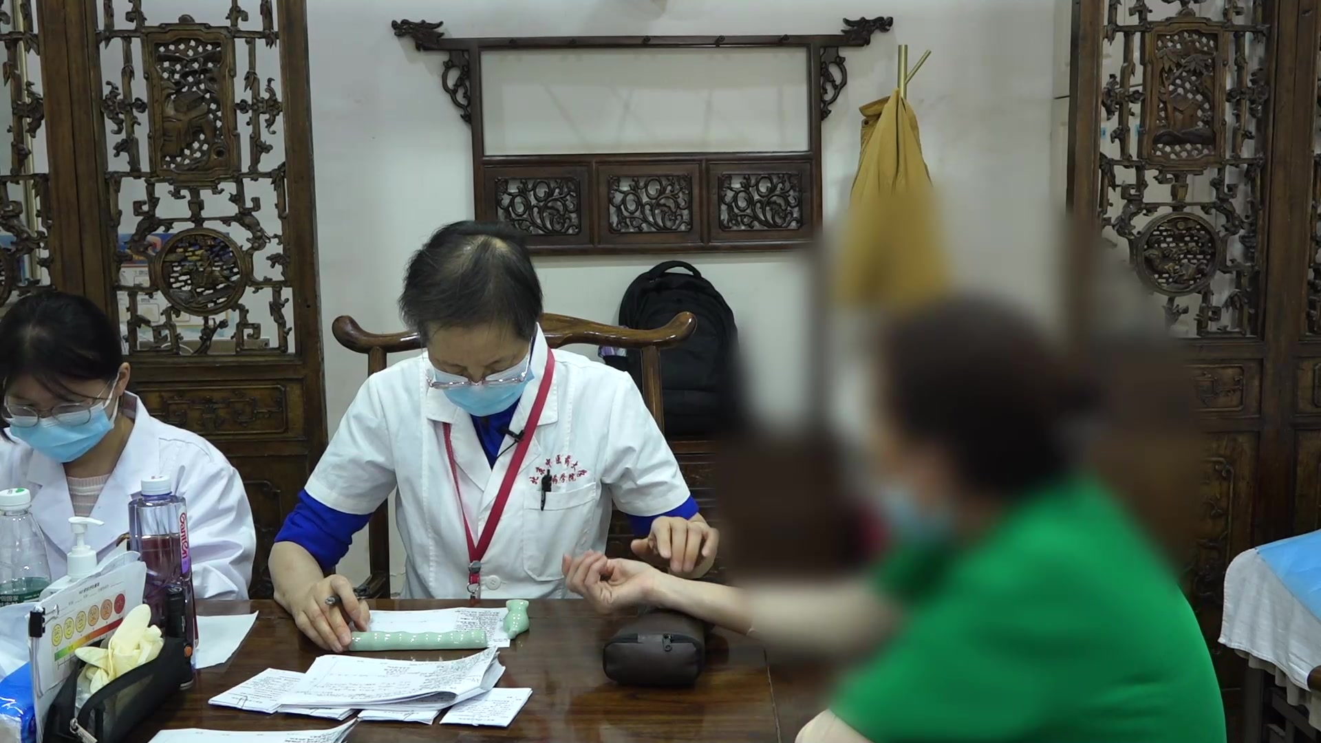 脾胃气虚瘀阻脑络：53岁女性胃胀头痛脑鸣的健脾益气散结法