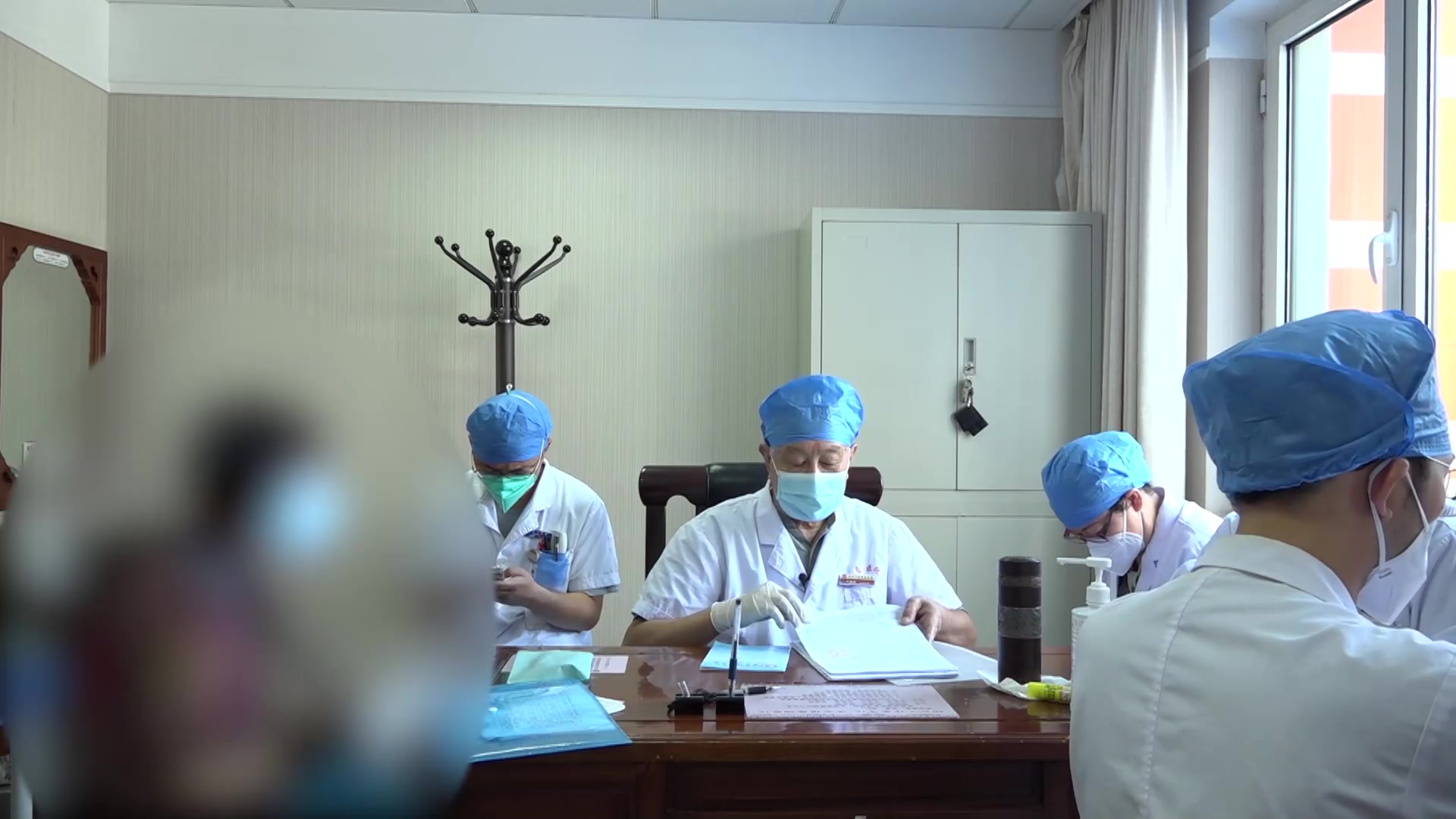 脾虚湿蕴湿热瘀阻：64岁结肠癌术后腹胀便溏的温阳健脾清热利湿法