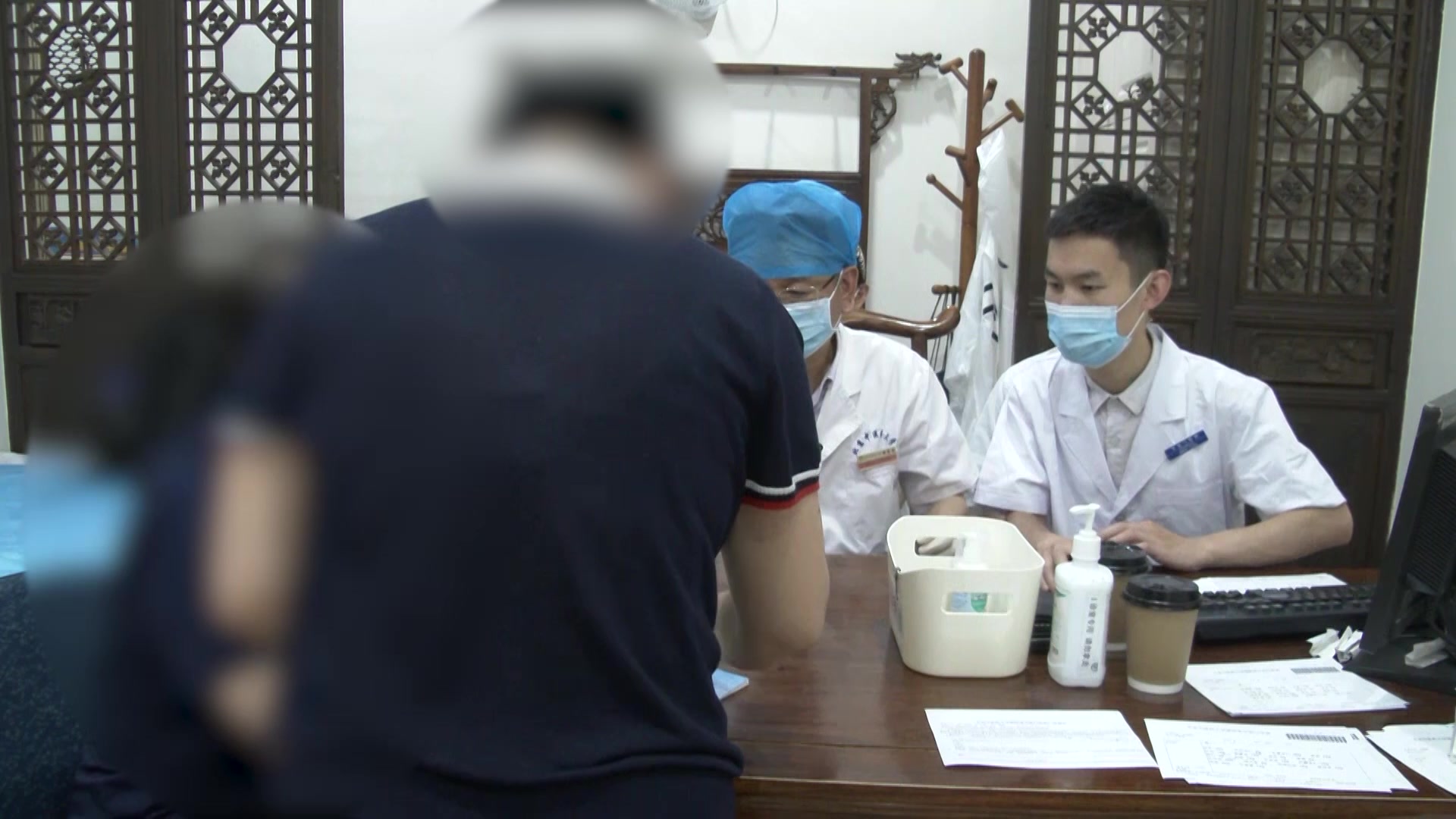 心肾不交阴虚火旺：52岁男性失眠手足心热的交通心肾法