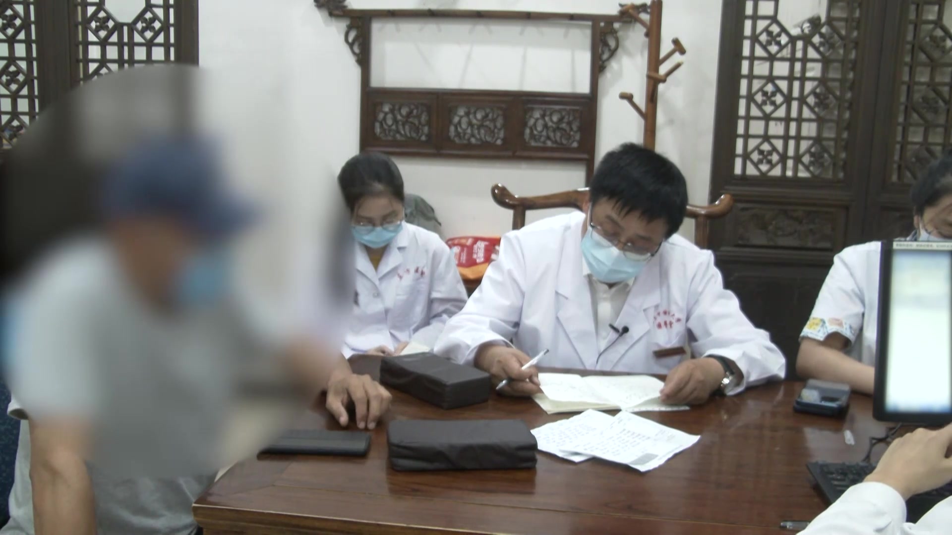 痰热内蕴：58岁男性消渴病口苦尿黄头胀的清热化痰调治