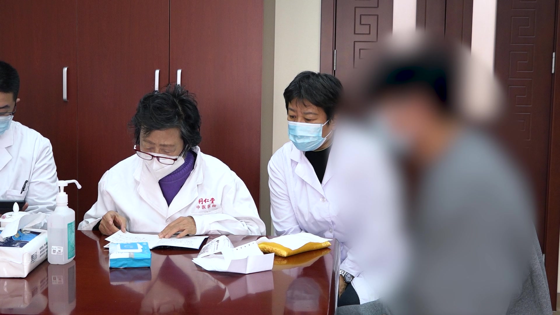 痰热郁肺风邪犯表：33岁男性胸痹咳嗽复诊的疏风宣肺清热止痒法