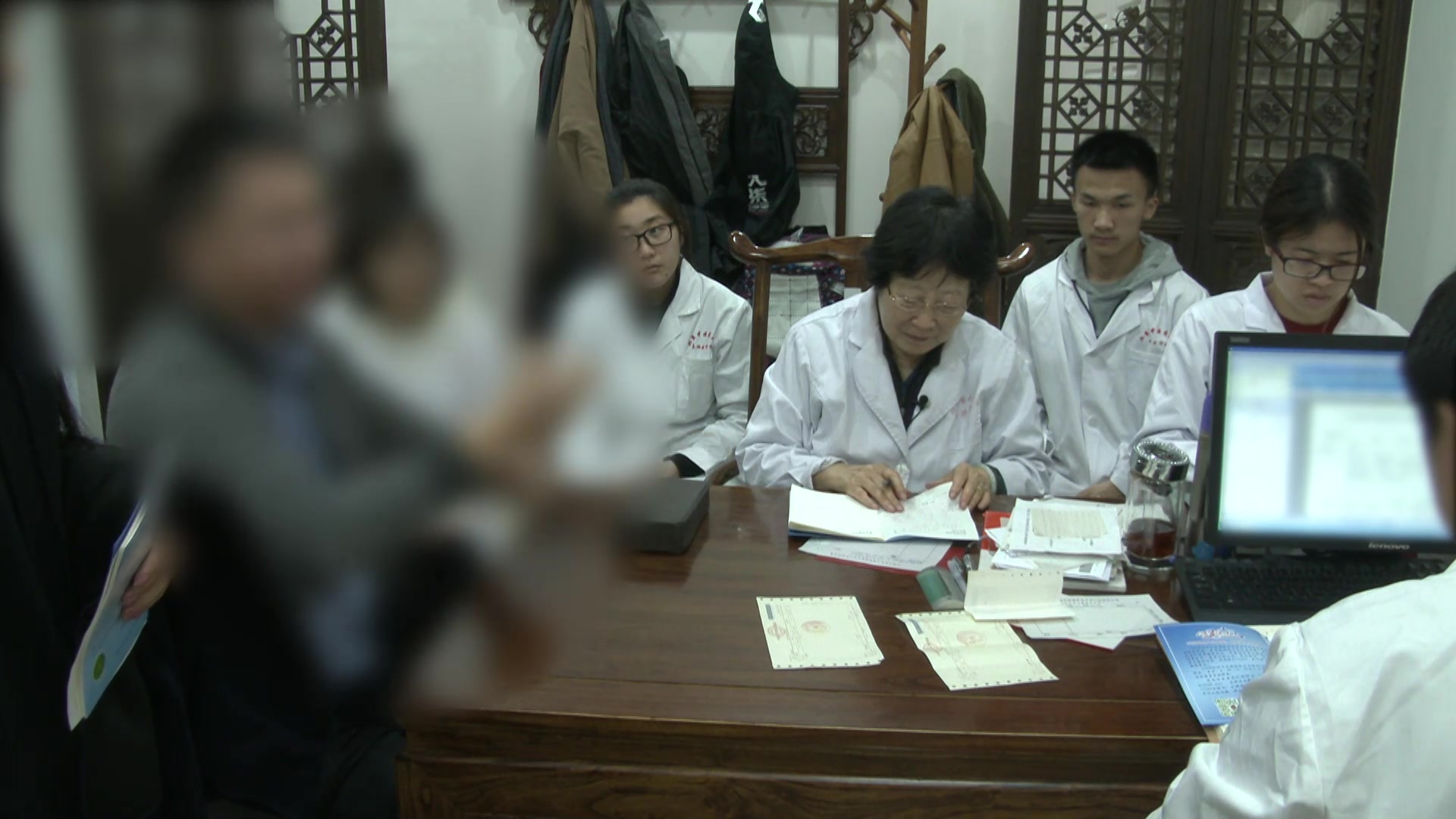 脾胃虚寒：35岁男性反复胃痛失眠大便不成形的温中健脾安神法