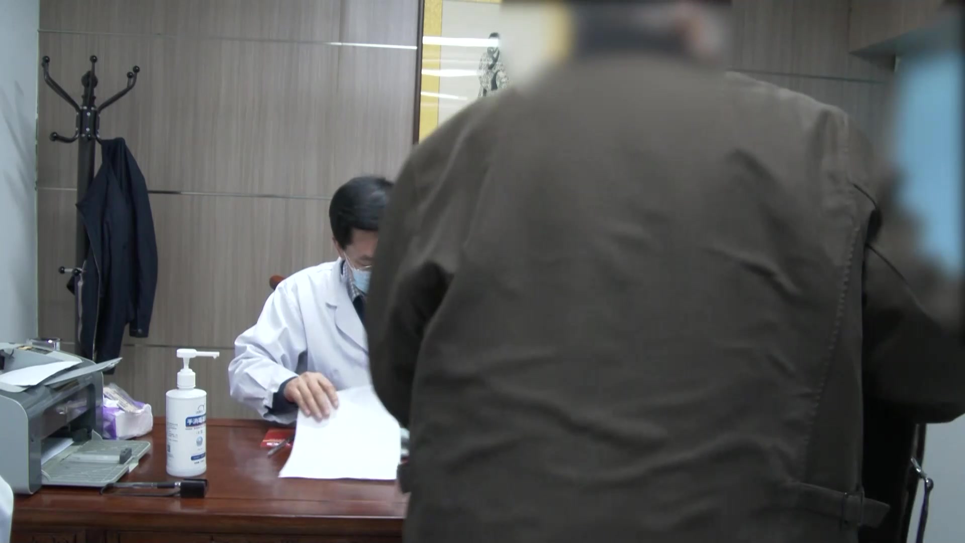 先天不足经络痹阻：22岁男脊髓空洞症右手无力伴上肢痒疼的中医调治