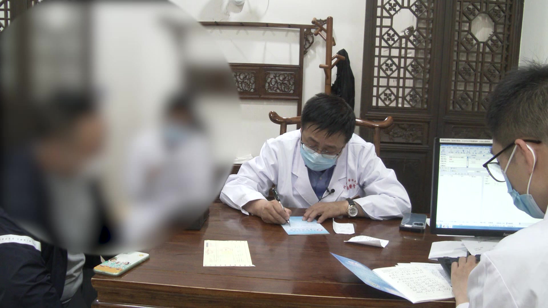 脾胃虚弱湿热内蕴：34岁男性呃逆反酸口气重的制酸降逆法