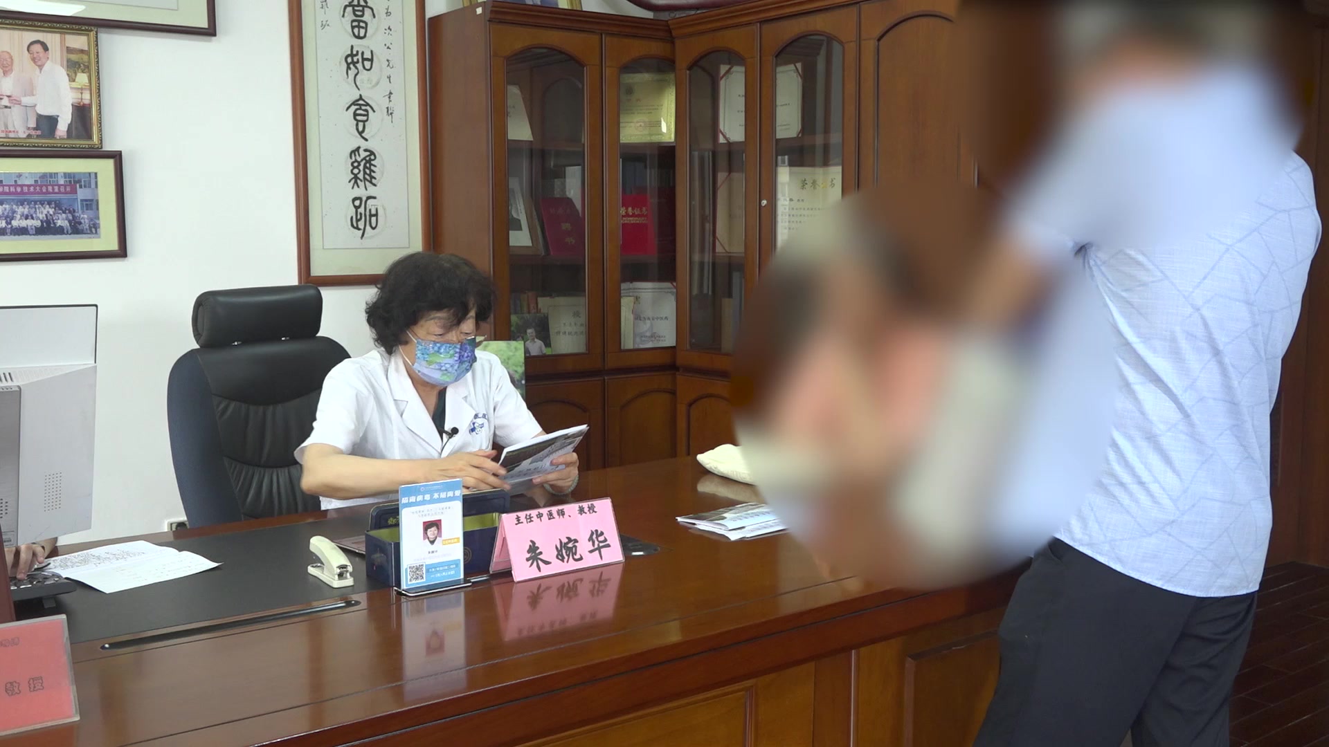 痰热壅肺气阴两虚：50岁红斑狼疮伴肺纤维化胸闷黄痰的扶正祛邪法