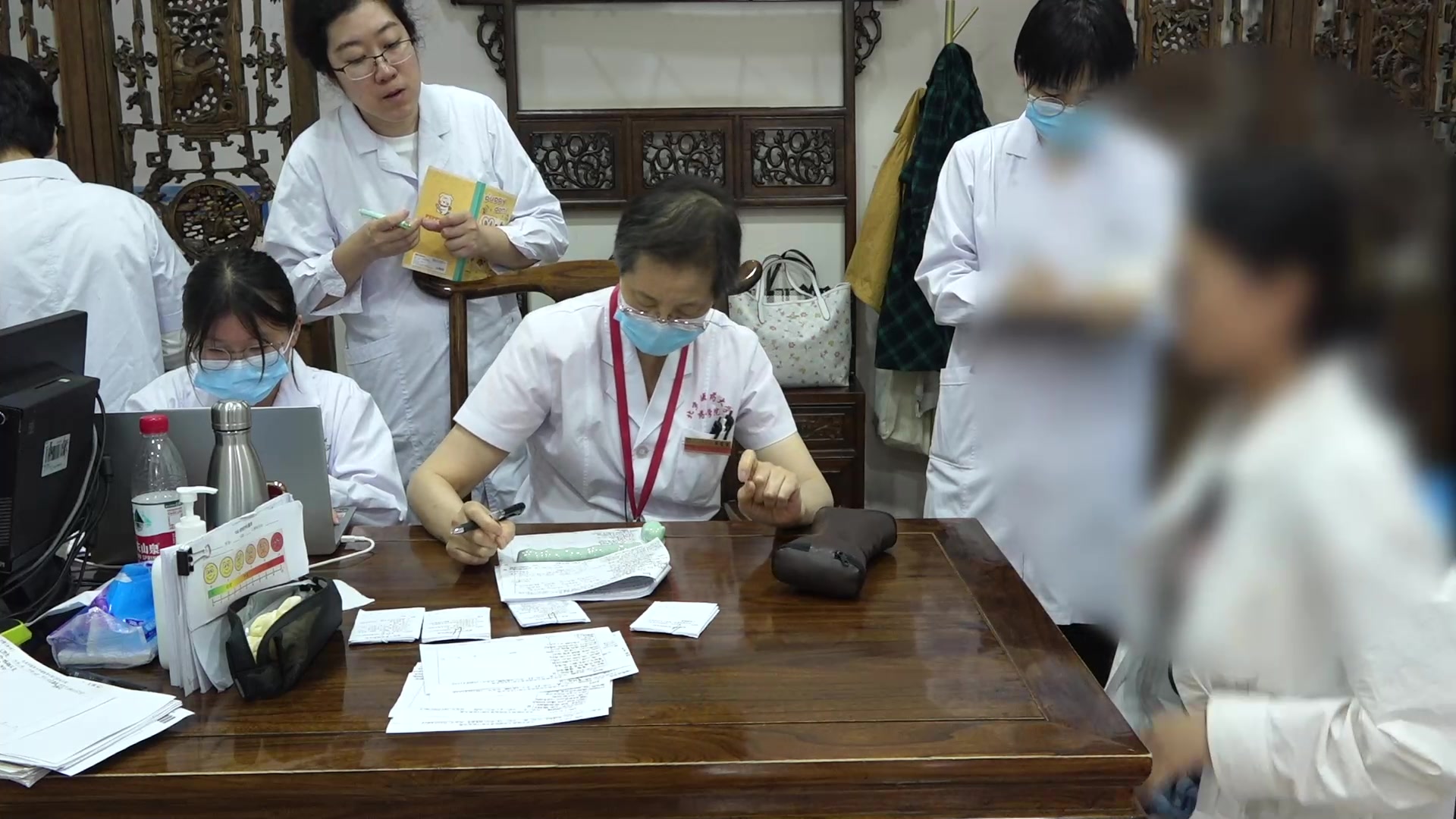 特殊荨麻疹（划痕征）：25岁女性新冠后皮疹瘙痒的中药内服外涂法