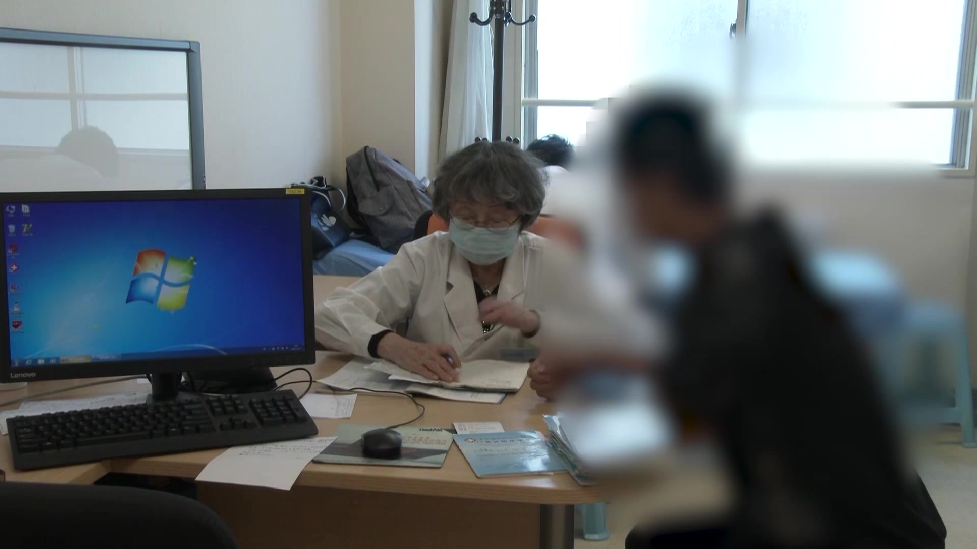 强直性脊柱炎伴高尿酸血症：29岁男性关节痛缓解期的碱化尿液与运动指导