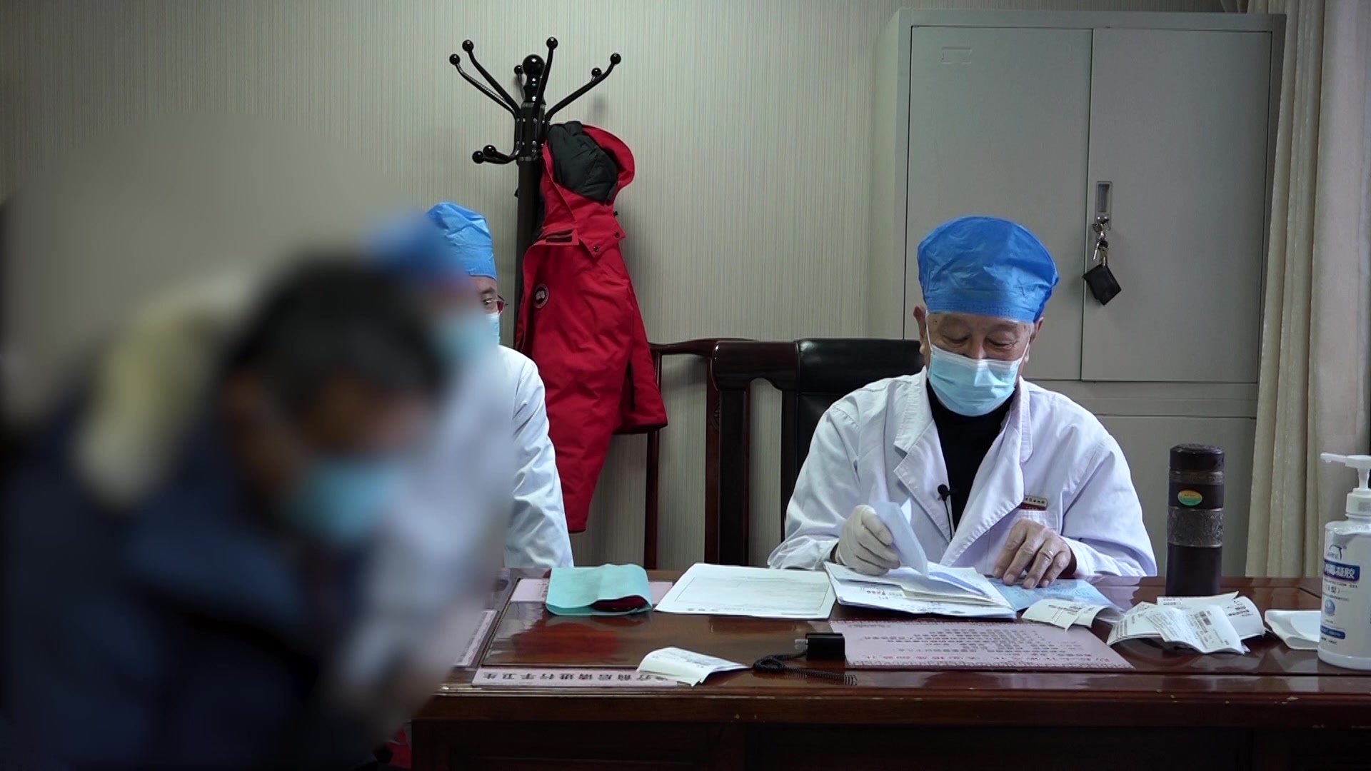 肝郁脾虚湿浊内蕴：57岁男性术后胃胀腹泻的黑逍遥散疏肝健脾法