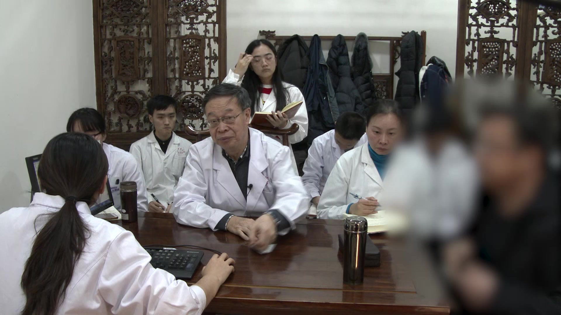 阴虚火旺，寒郁化热：53岁男性口渴引饮多年伴口疮的滋阴清热法