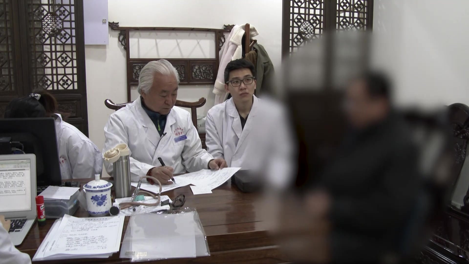 痰瘀互结肝胃不和：35岁男性胆囊息肉伴早醒反气的散结和胃法