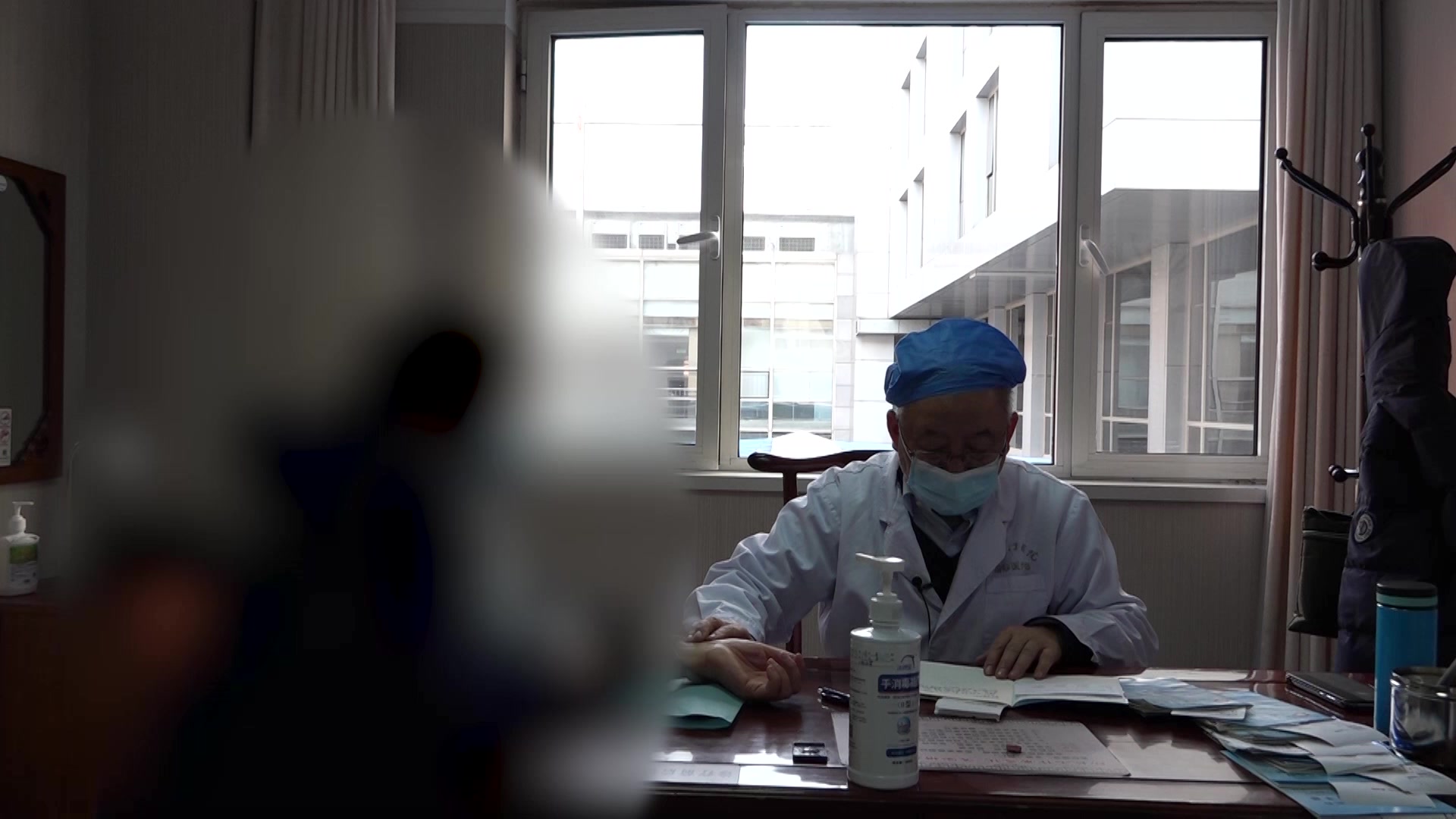 服药反应调护：58岁女性气短服中药后腹气不适的用药频率调整