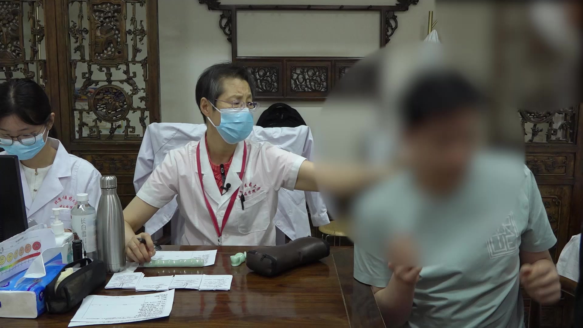 湿热毒蕴：22岁男性脂溢性皮炎合并高尿酸的内外合治与饮食调护