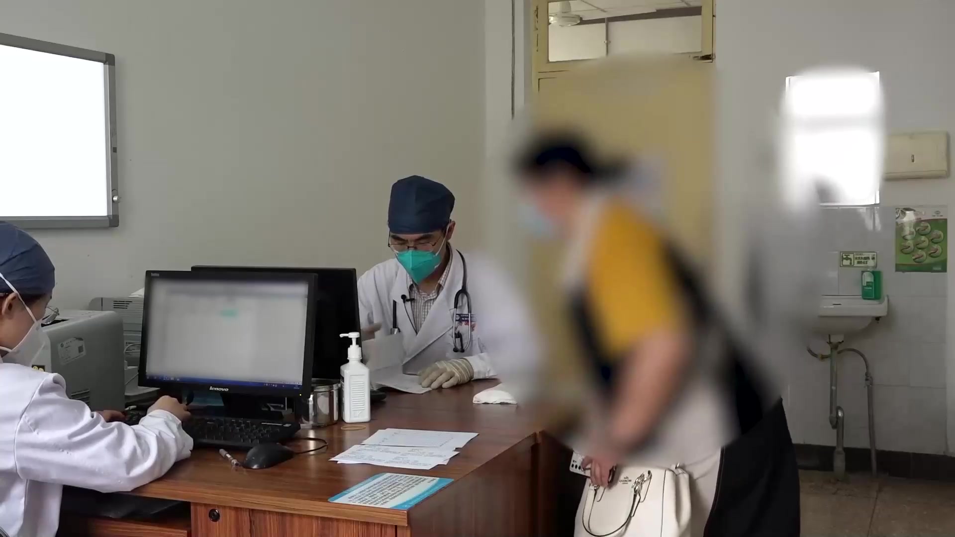 湿浊内阻：43岁女性高血压头重如戴帽的芳香化湿法