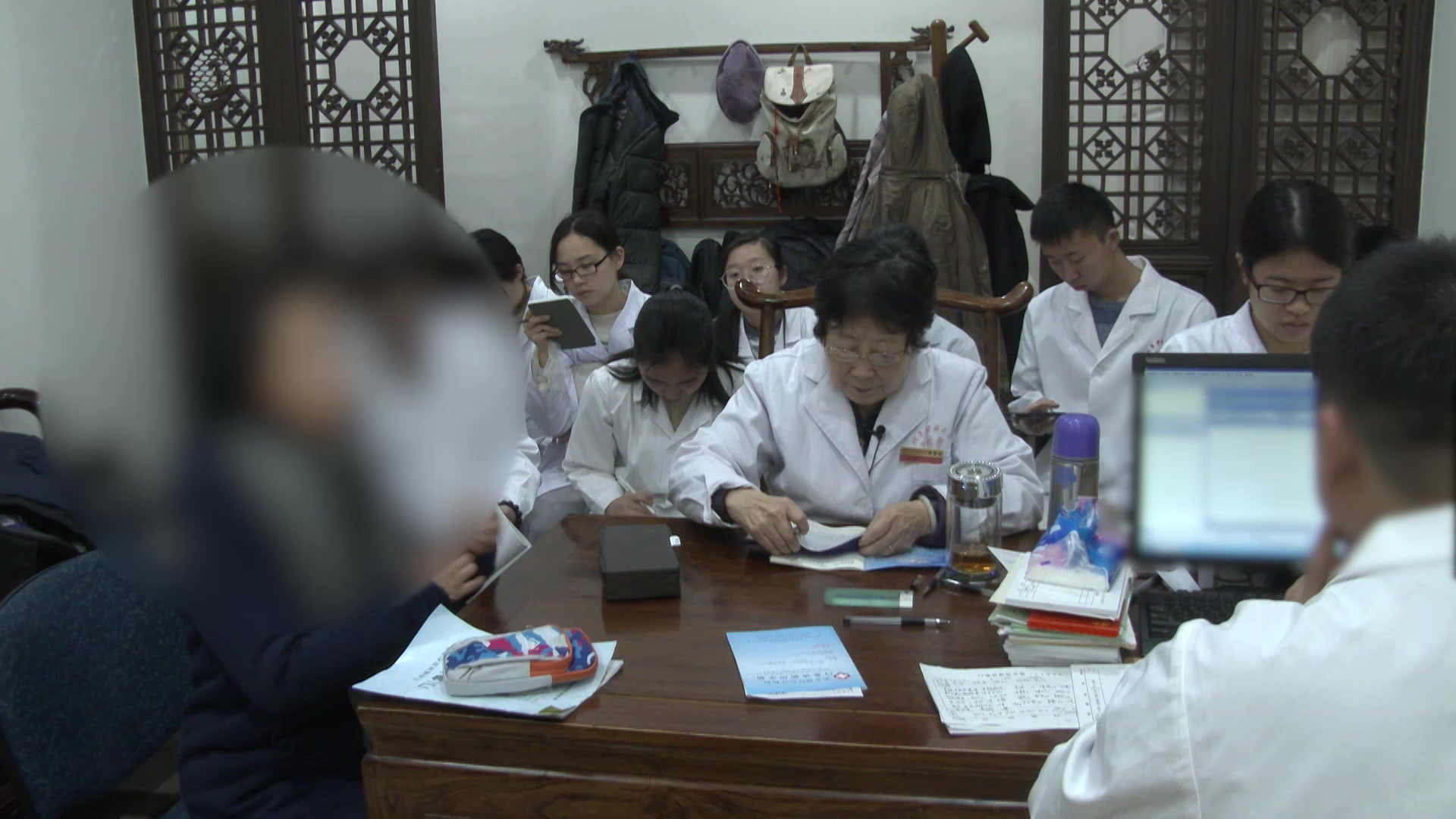 阴虚肝郁痰气交阻：46岁女性慢性咽炎咽堵的滋肾疏肝散结法
