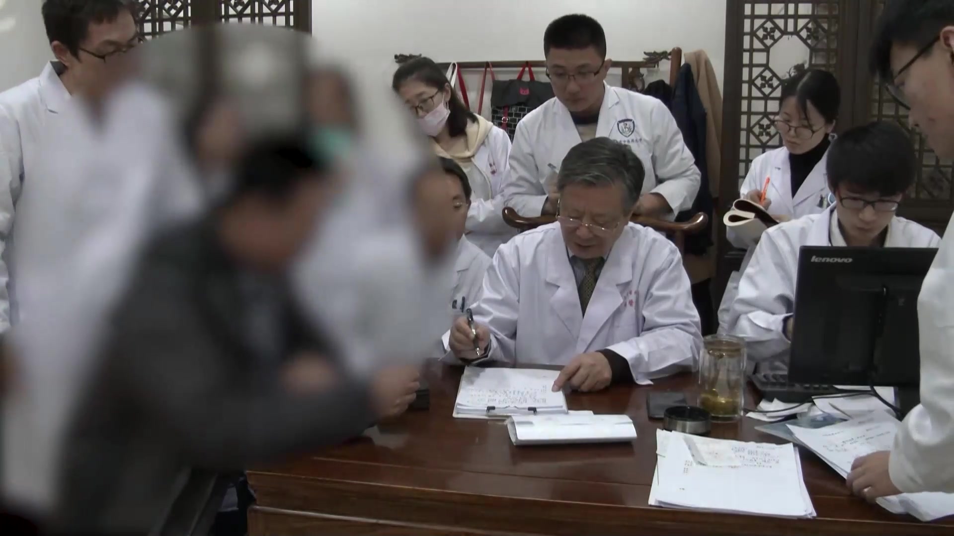 痰湿内蕴湿热痹阻：26岁肥胖痛风关节炎的止痛降酸调代谢法