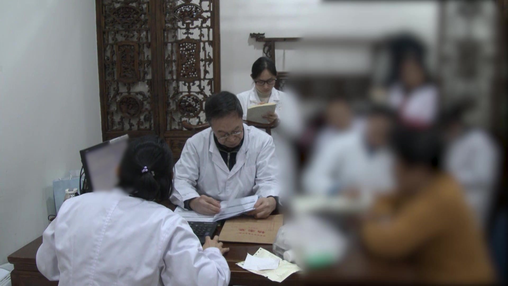 脾肾亏虚水湿泛滥：66岁肾功能不全患者全身浮肿的利水通腑法