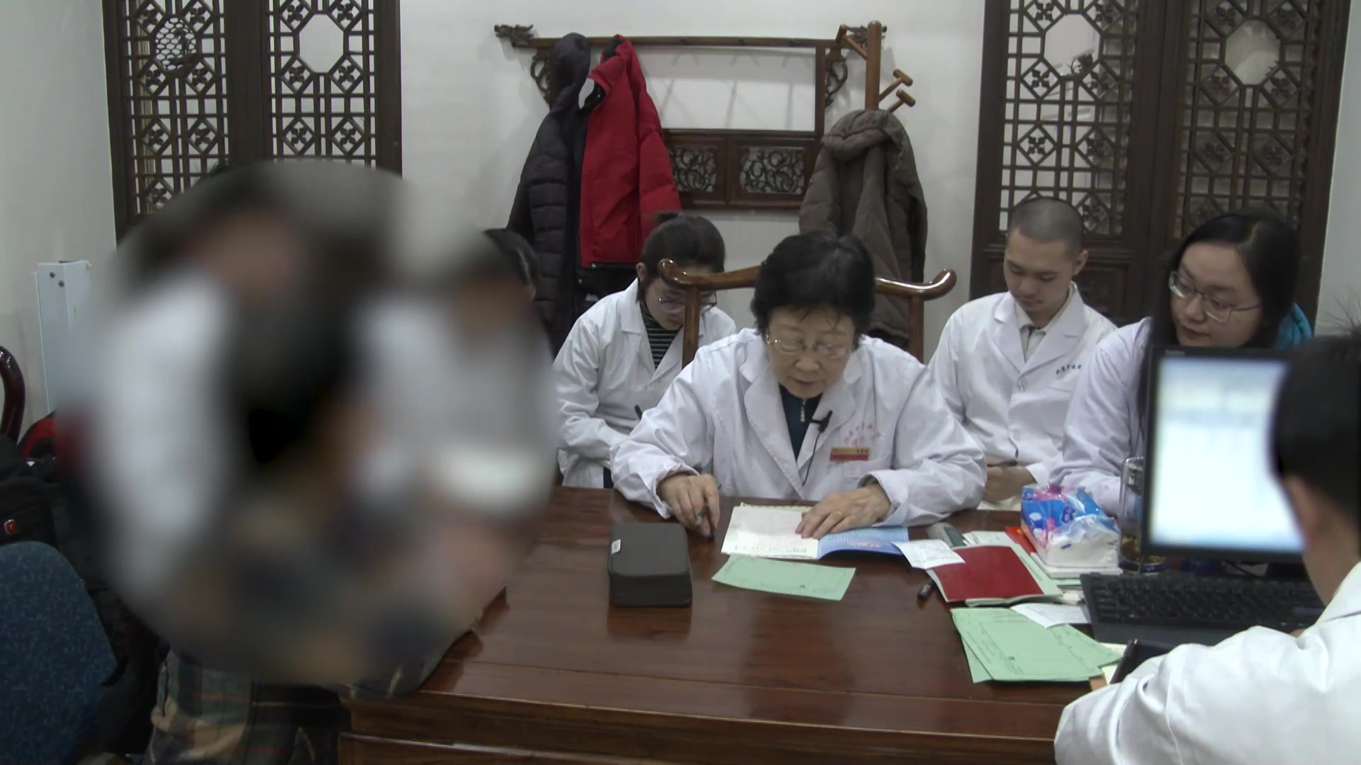 肝郁血瘀胃气上逆：63岁慢性胃炎夜间呕吐伴胸石压感的疏肝化瘀降逆法