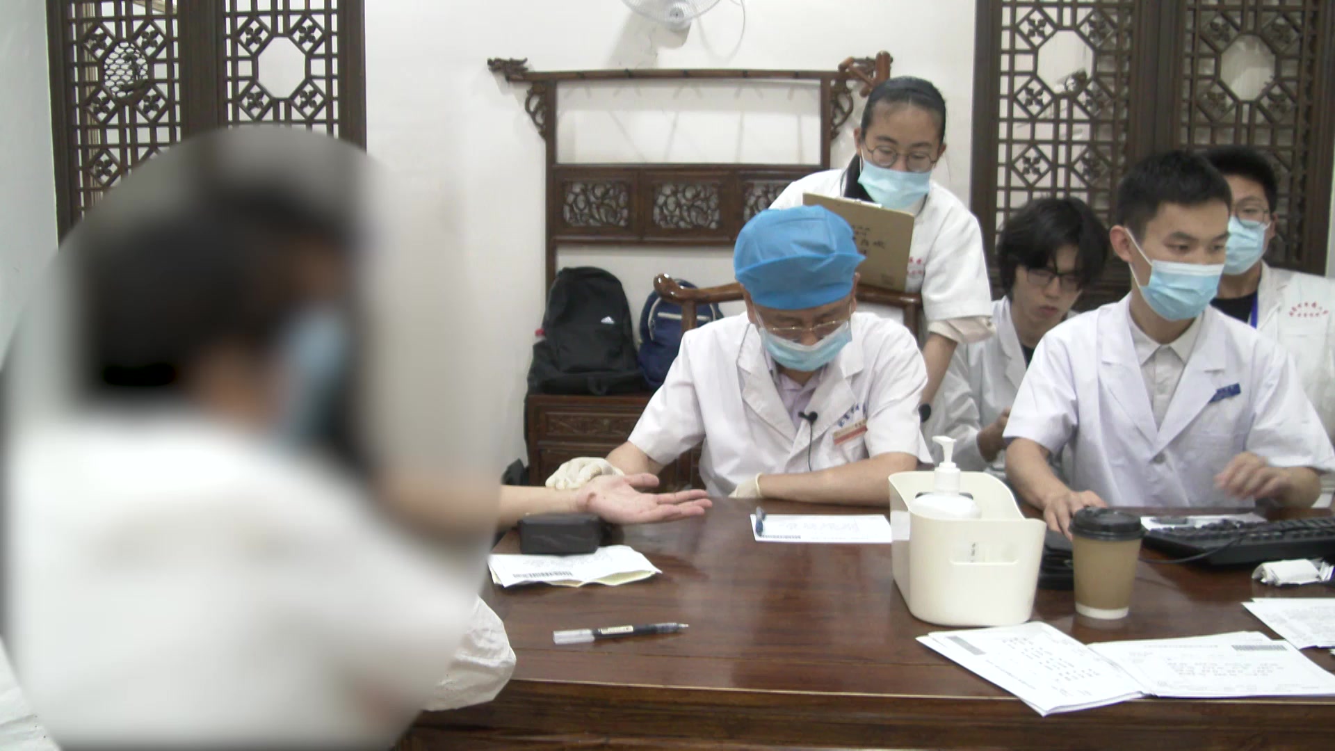 湿热内蕴气机阻滞：22岁男性便秘便意弱的清热化湿升清法